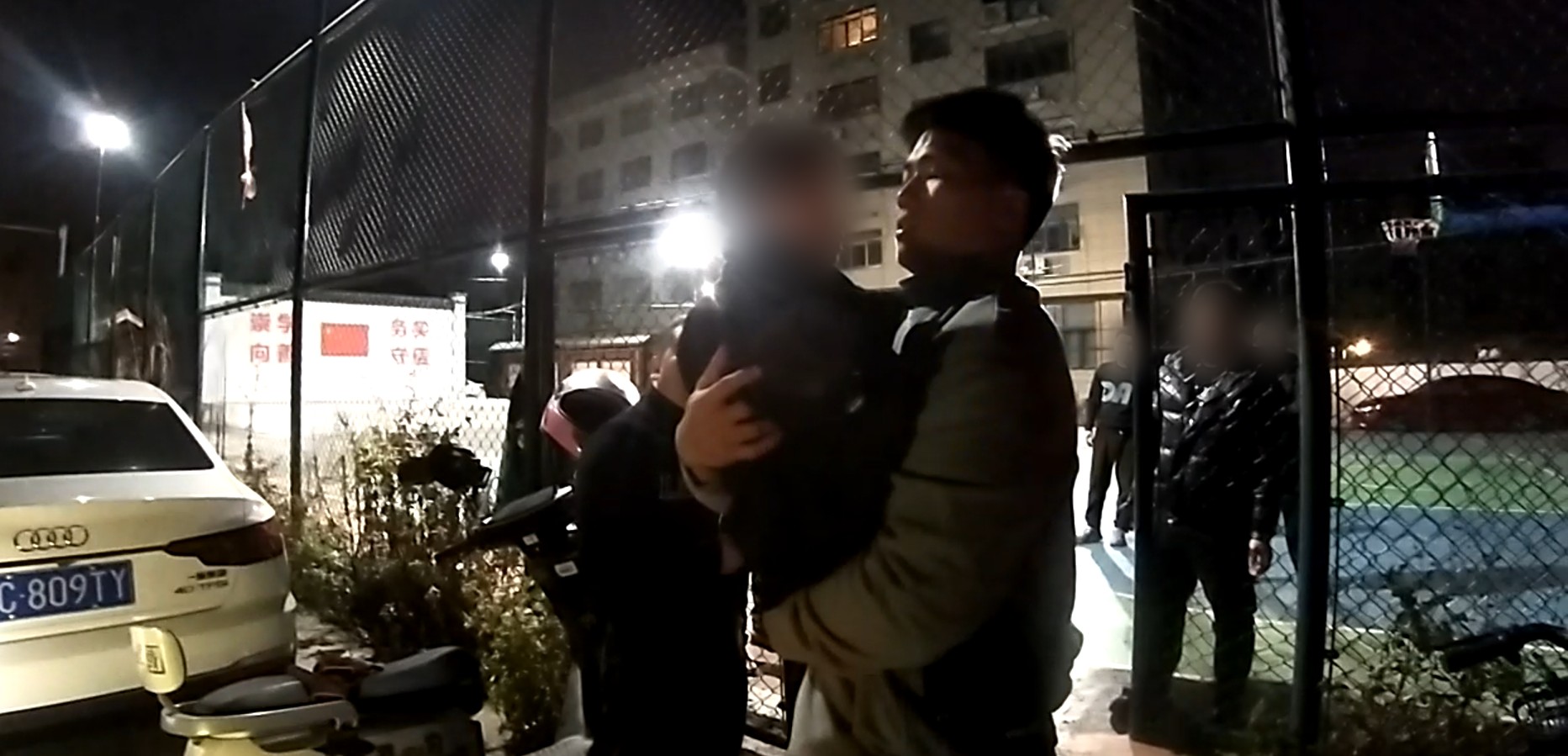 浙江乐清：4岁萌娃穿单衣走失街头，民警脱下警服抱入怀中
