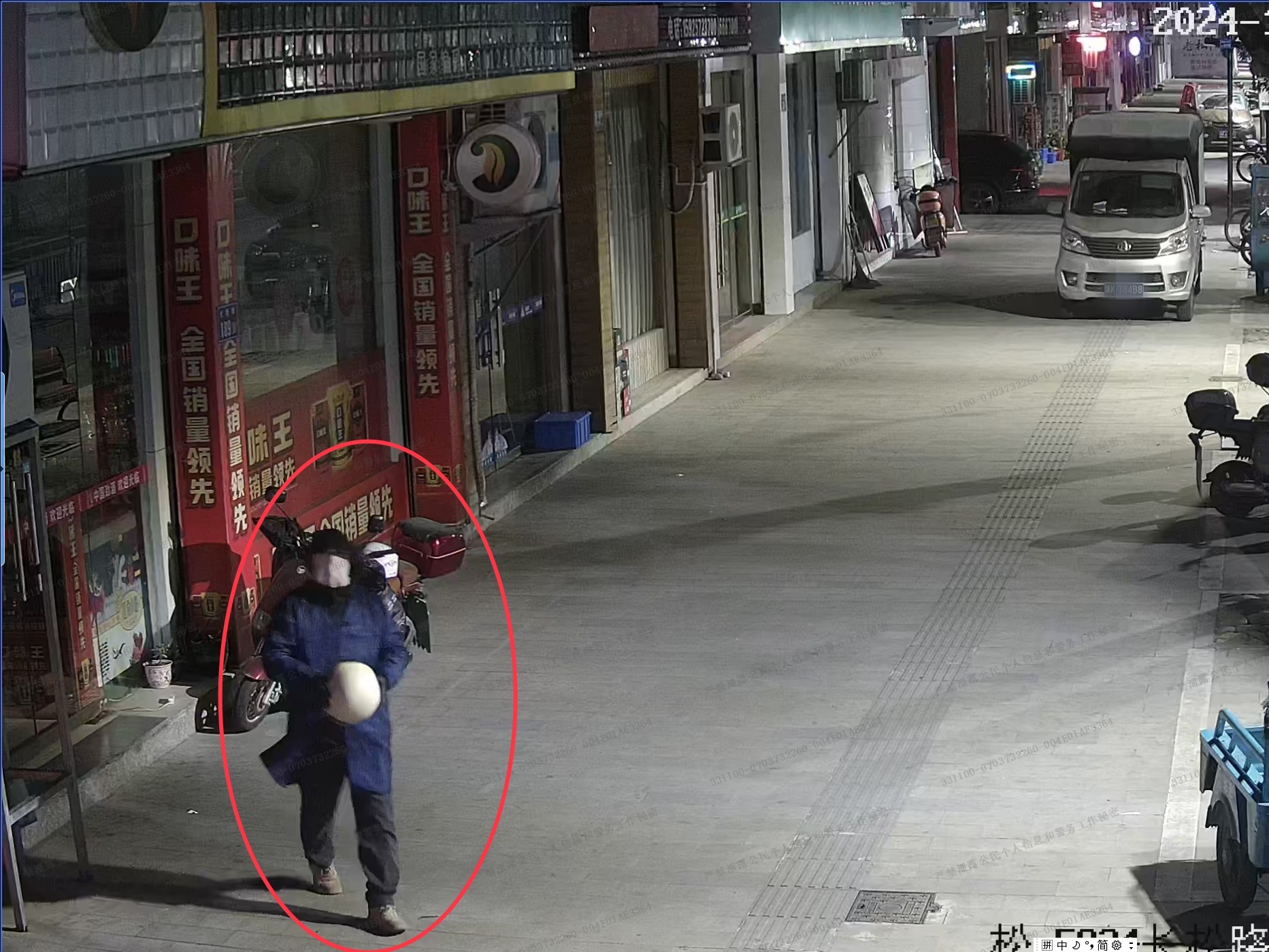 2嫌疑人被拍下整体特征照片.jpg 2嫌疑人被拍下整体特征照片.jpg
