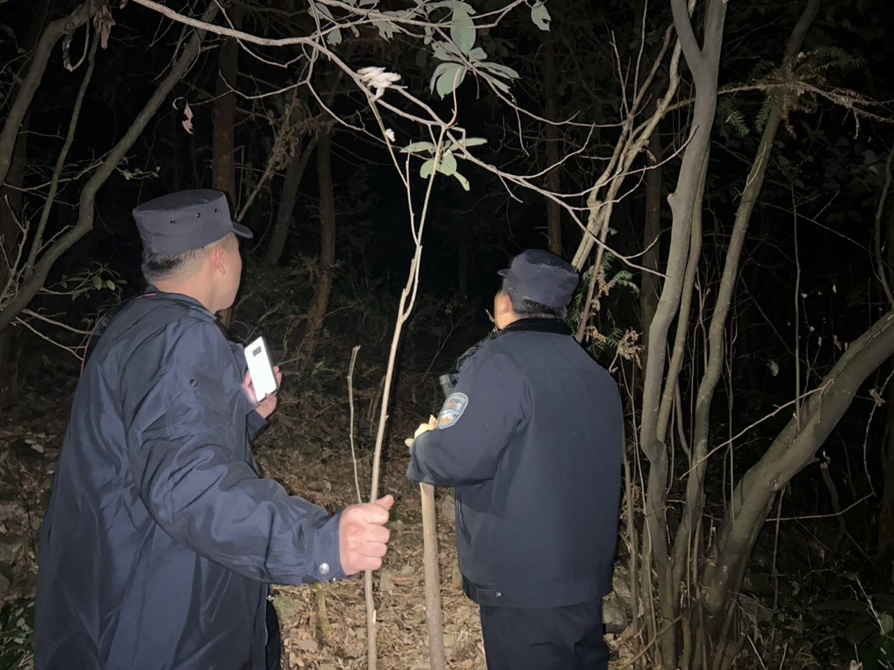 浙江兰溪：驴友登山被困 民警摸黑搜山5小时获救