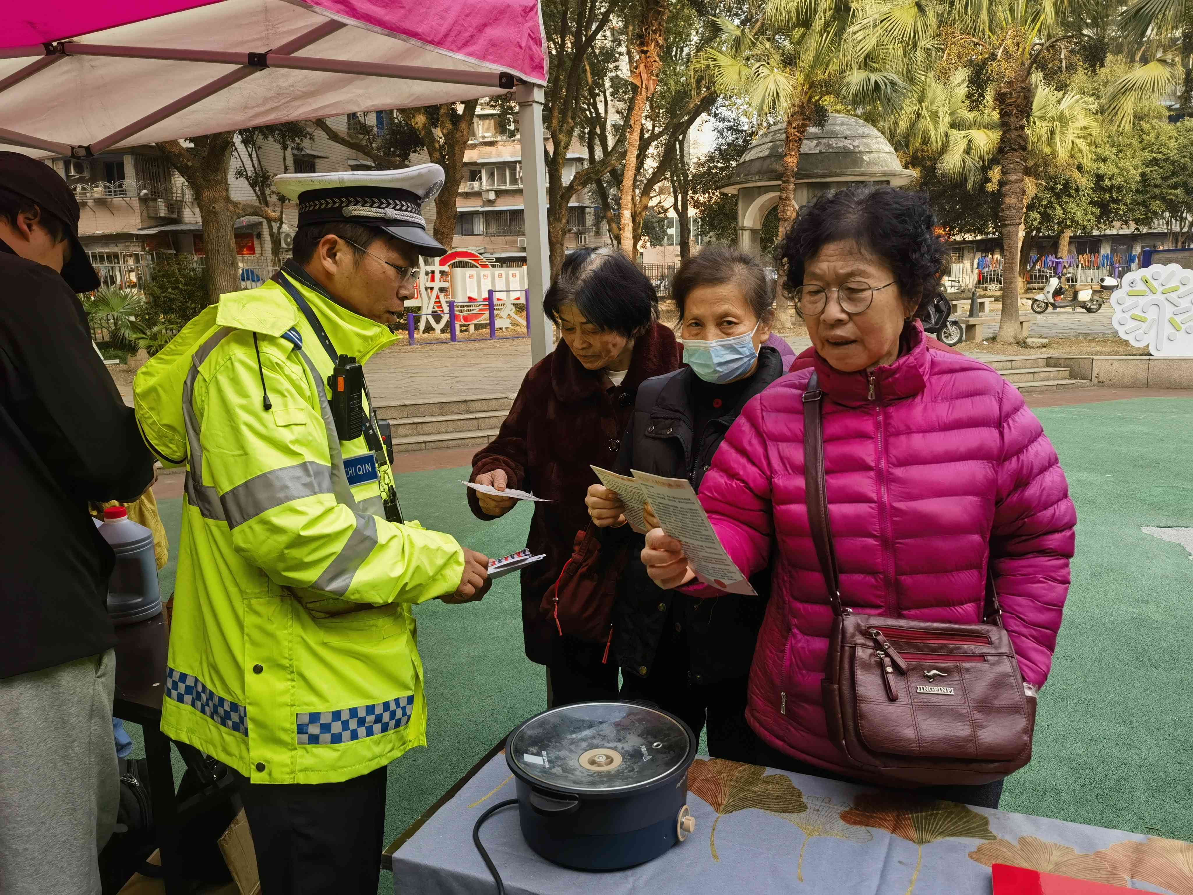 浙江温州交警二大二中队深入吕浦社区天鹅组团开展冬季老年人交通安全宣传活动