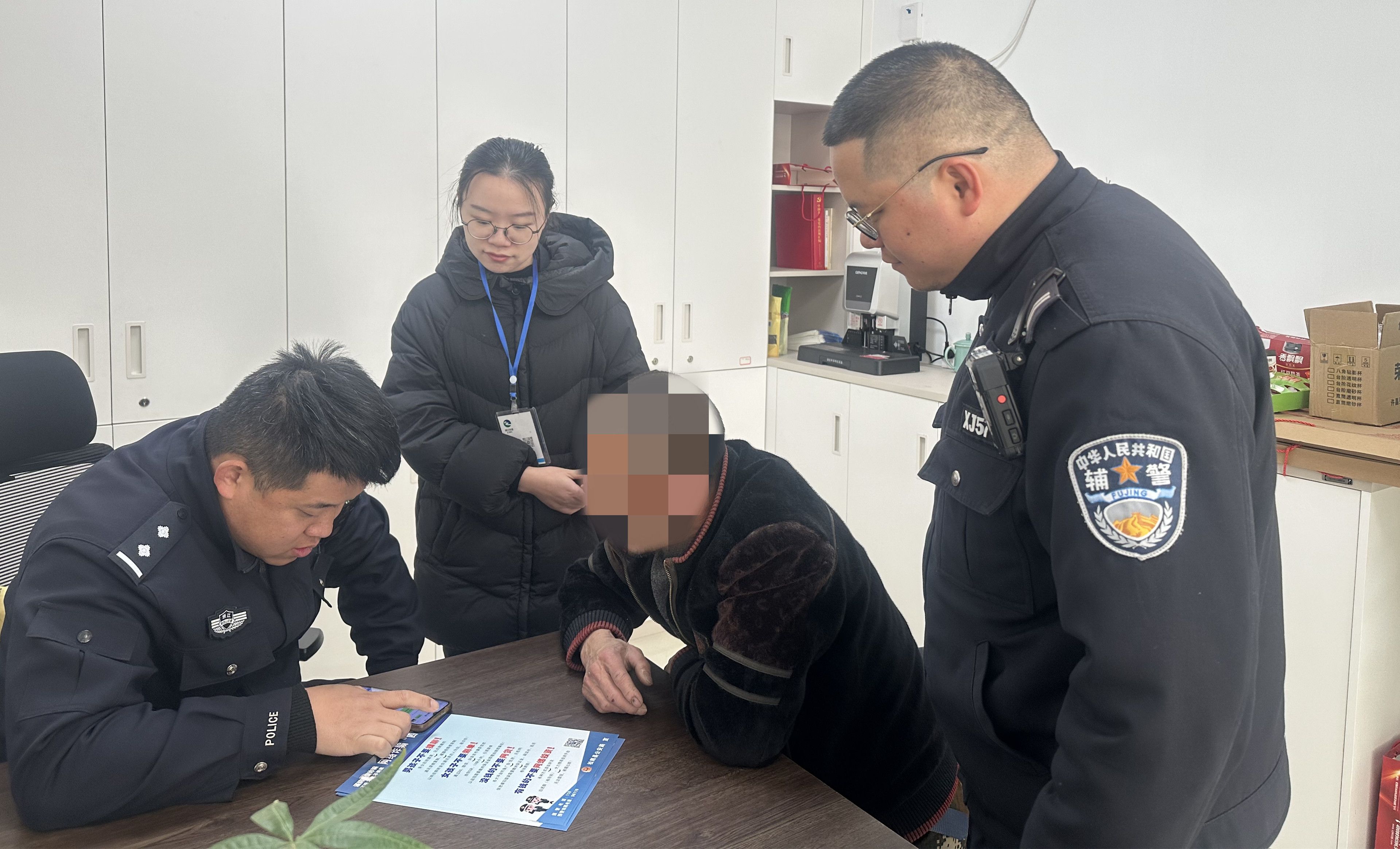 劝阻现场1_副本.jpg 劝阻现场1_副本.jpg