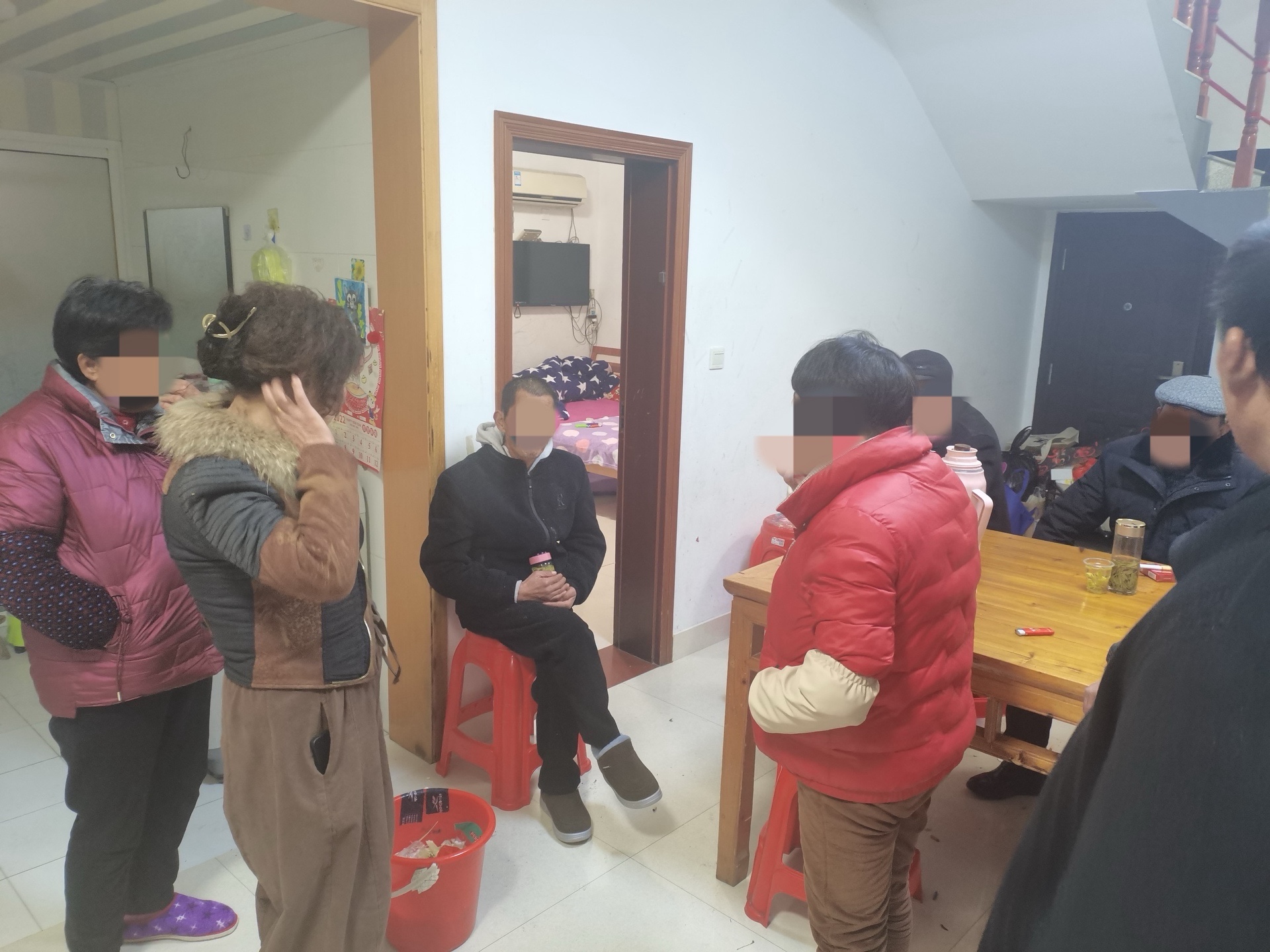 男子(正中间)与家人团圆.jpg 男子(正中间)与家人团圆.jpg