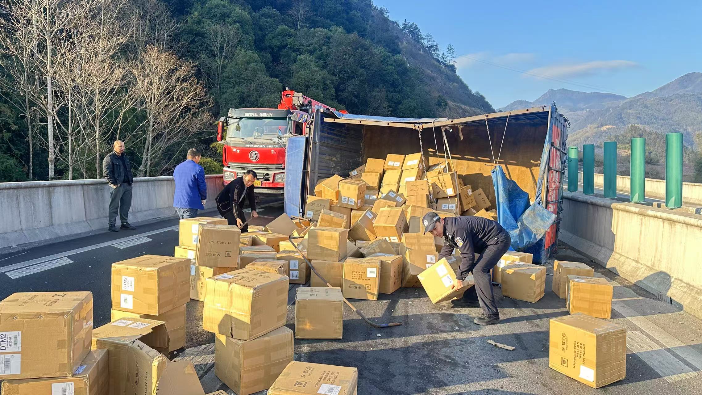 浙江泰顺：结冰路面，货车侧翻致百箱货物散落，民警齐力搬运货物疏堵保畅