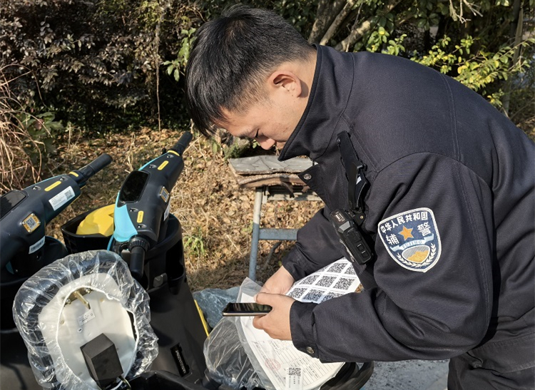 浙江青田：“流动车管”进企业 贴心服务暖人心