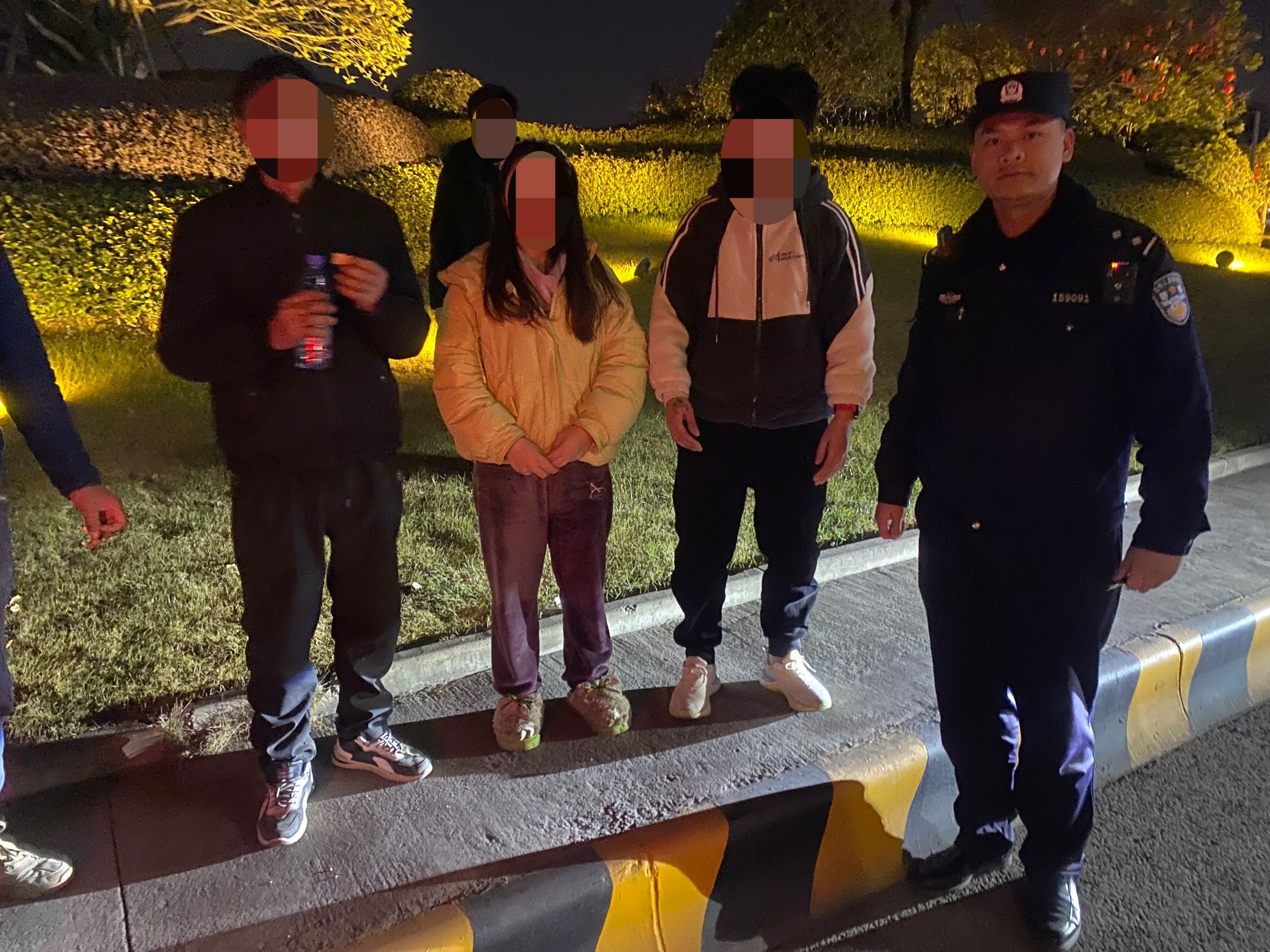走失老人与家人团聚.jpg 走失老人与家人团聚.jpg