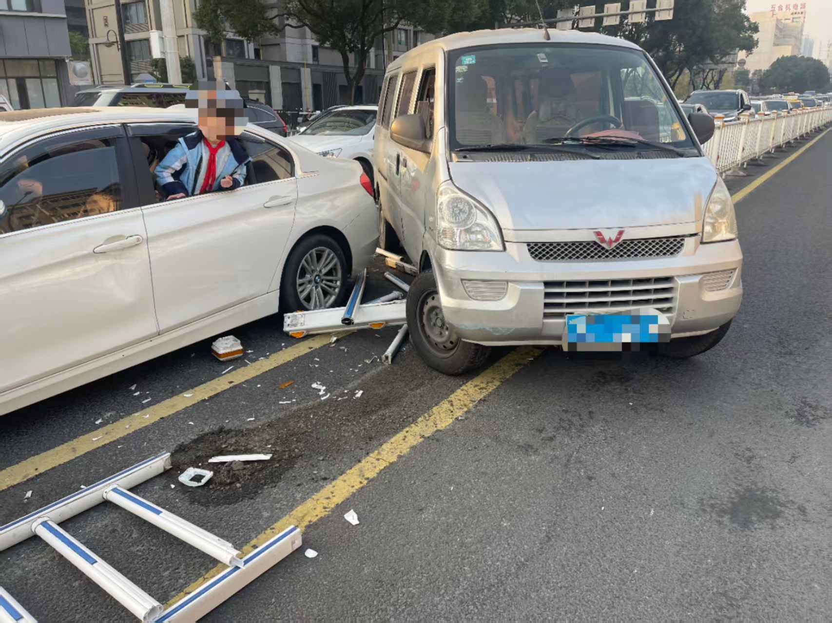 浙江温州：面包车转弯太急酿祸端 对向车道两轿车无故“中招”
