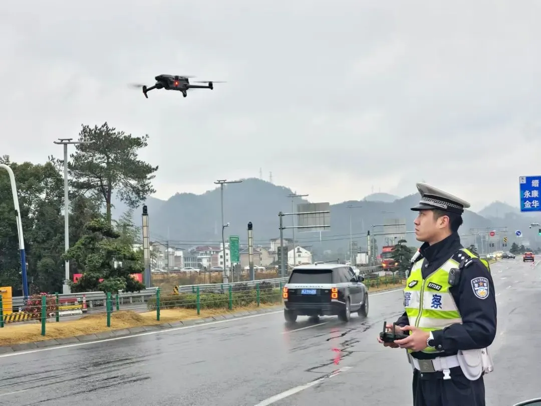 浙江缙云公安“空中卫士” 暖心 “开嗓”！无人机高空喊话守护佳节安宁