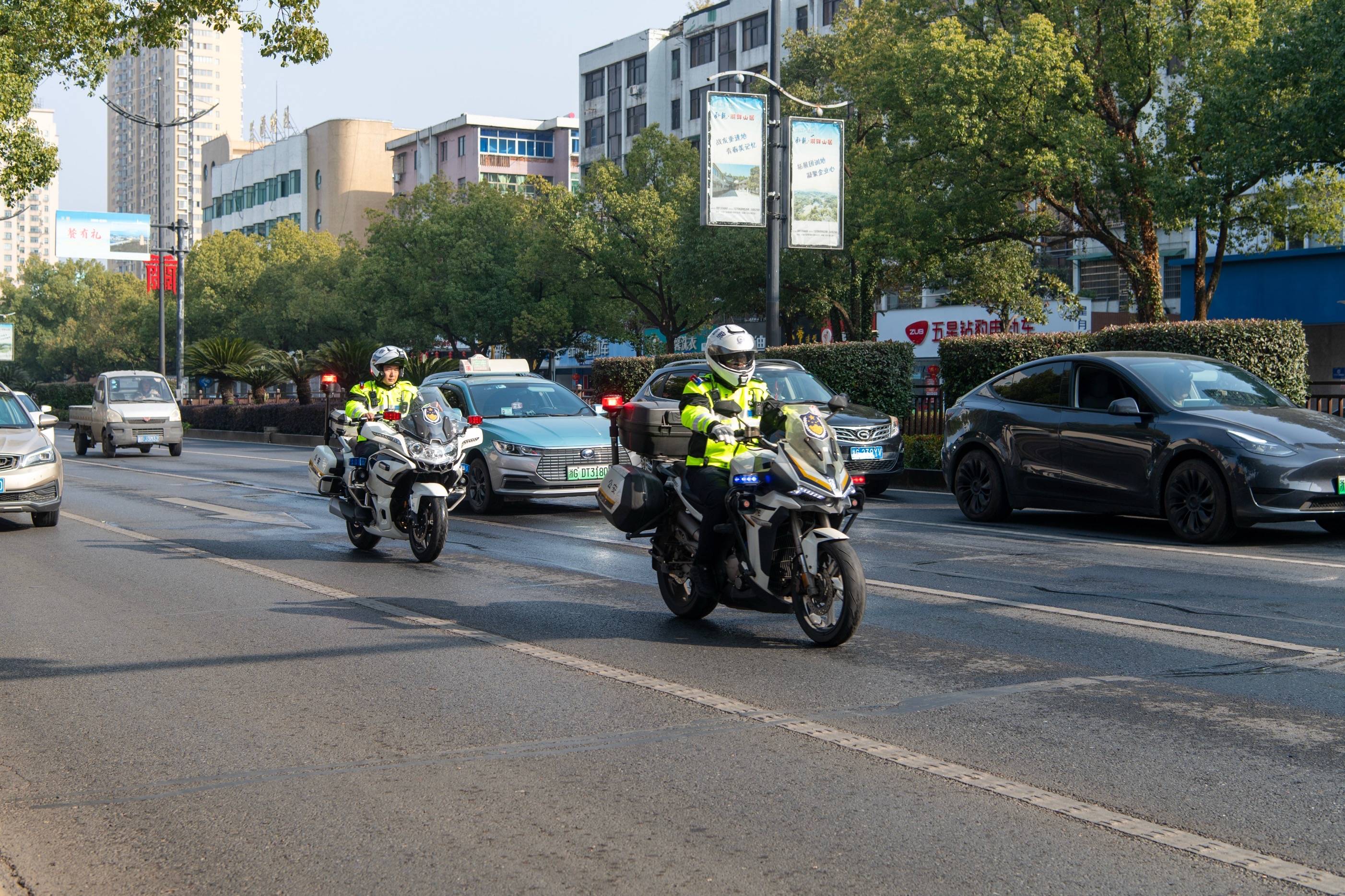 图:春节期间交警铁骑强化重点路段巡逻频率。.jpg 图:春节期间交警铁骑强化重点路段巡逻频率。.jpg