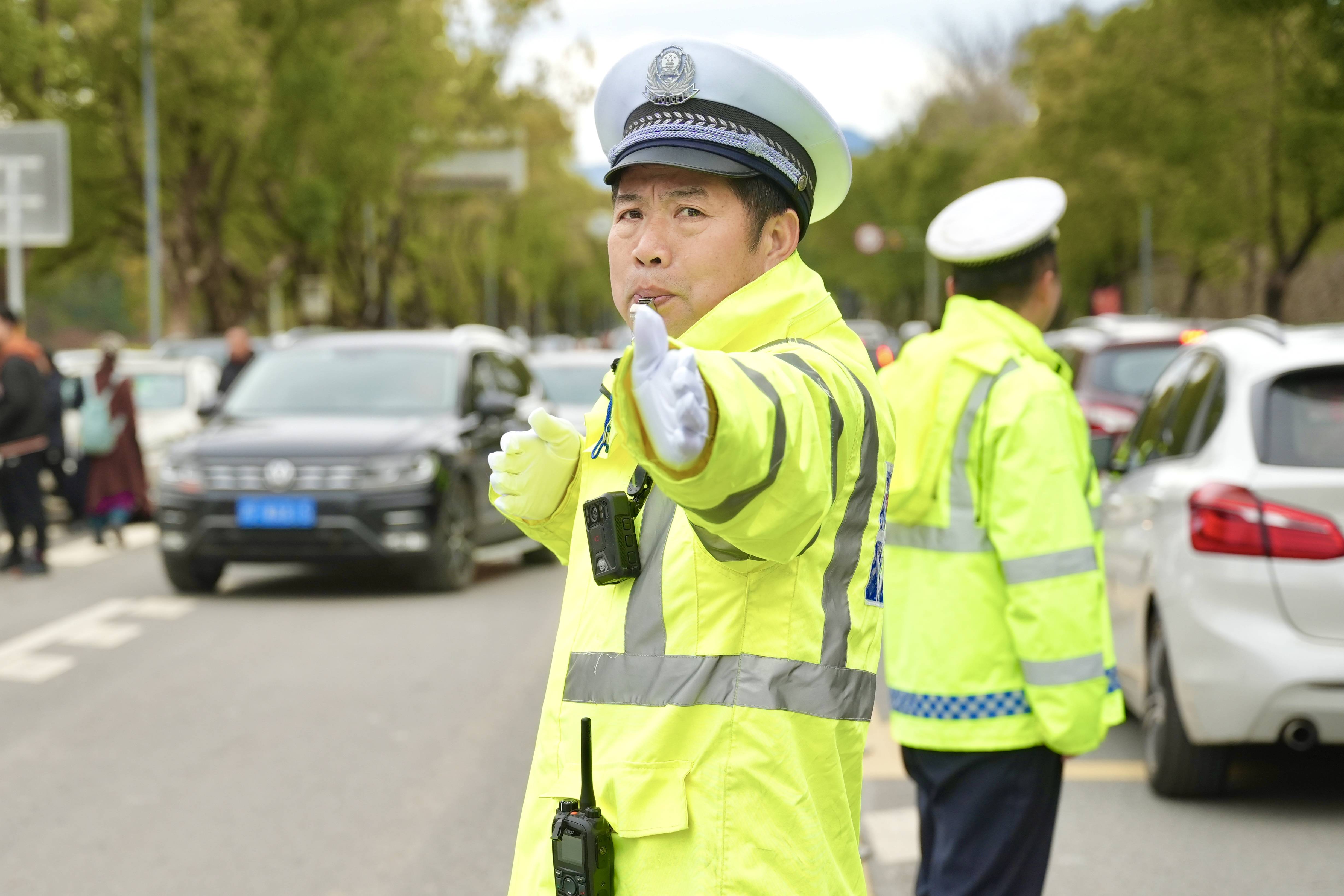 图:交警在景区路段做好疏堵保畅工作,守护道路安全畅行.jpg 图:交警在景区路段做好疏堵保畅工作,守护道路安全畅行.jpg