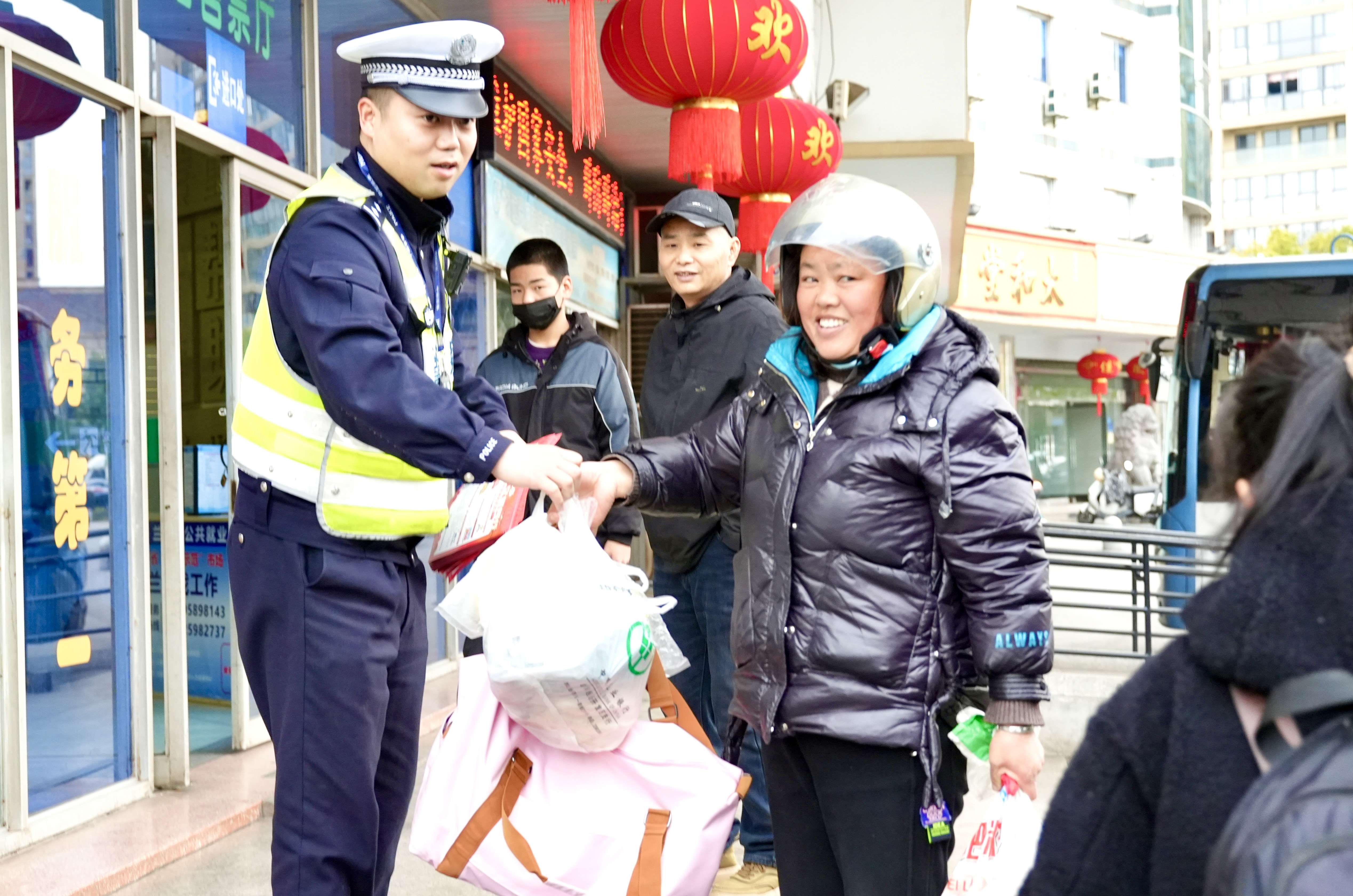图为2月5日下午,兰溪交警帮助群众将大包小包拎上客车。.jpg 图为2月5日下午,兰溪交警帮助群众将大包小包拎上客车。.jpg