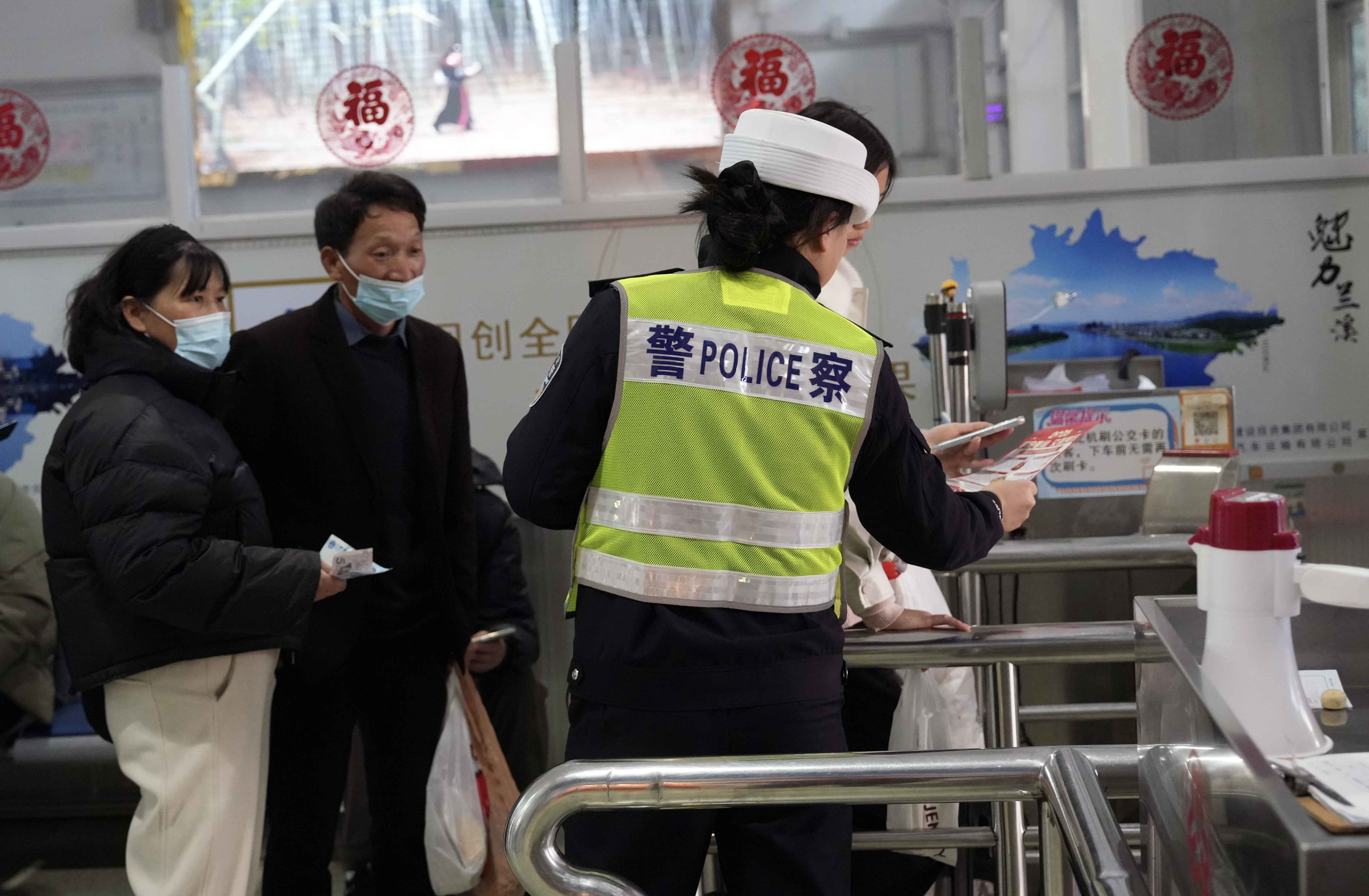 图为2月5日下午,兰溪交警给候车群众送上交通安全宣传单页,叮嘱大家文明守法,平安回家。.jpg 图为2月5日下午,兰溪交警给候车群众送上交通安全宣传单页,叮嘱大家文明守法,平安回家。.jpg