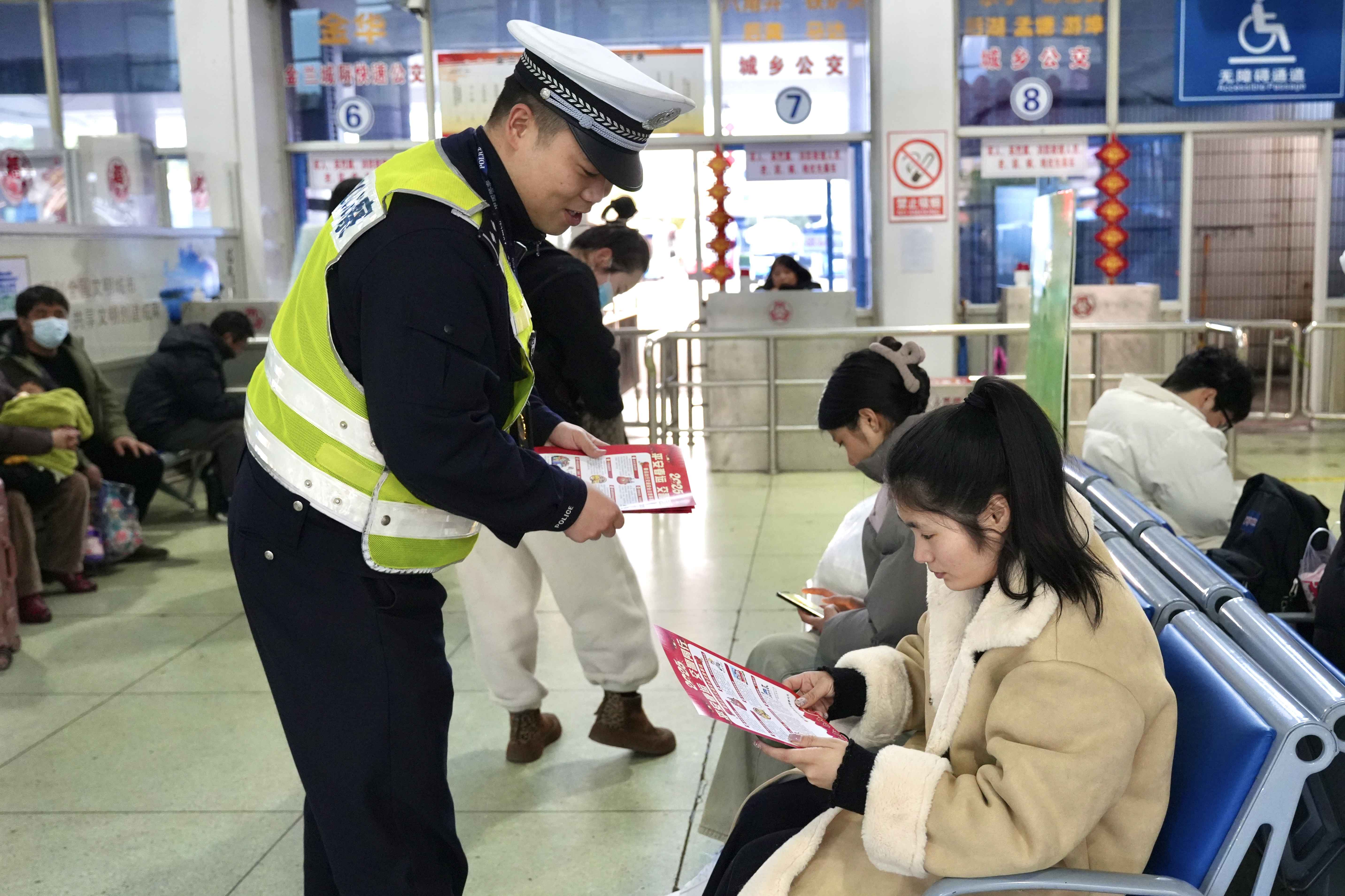 图为2月5日下午,兰溪交警给候车群众送上交通安全宣传单页,面对面开展交通安全宣传教育。.jpg 图为2月5日下午,兰溪交警给候车群众送上交通安全宣传单页,面对面开展交通安全宣传教育。.jpg