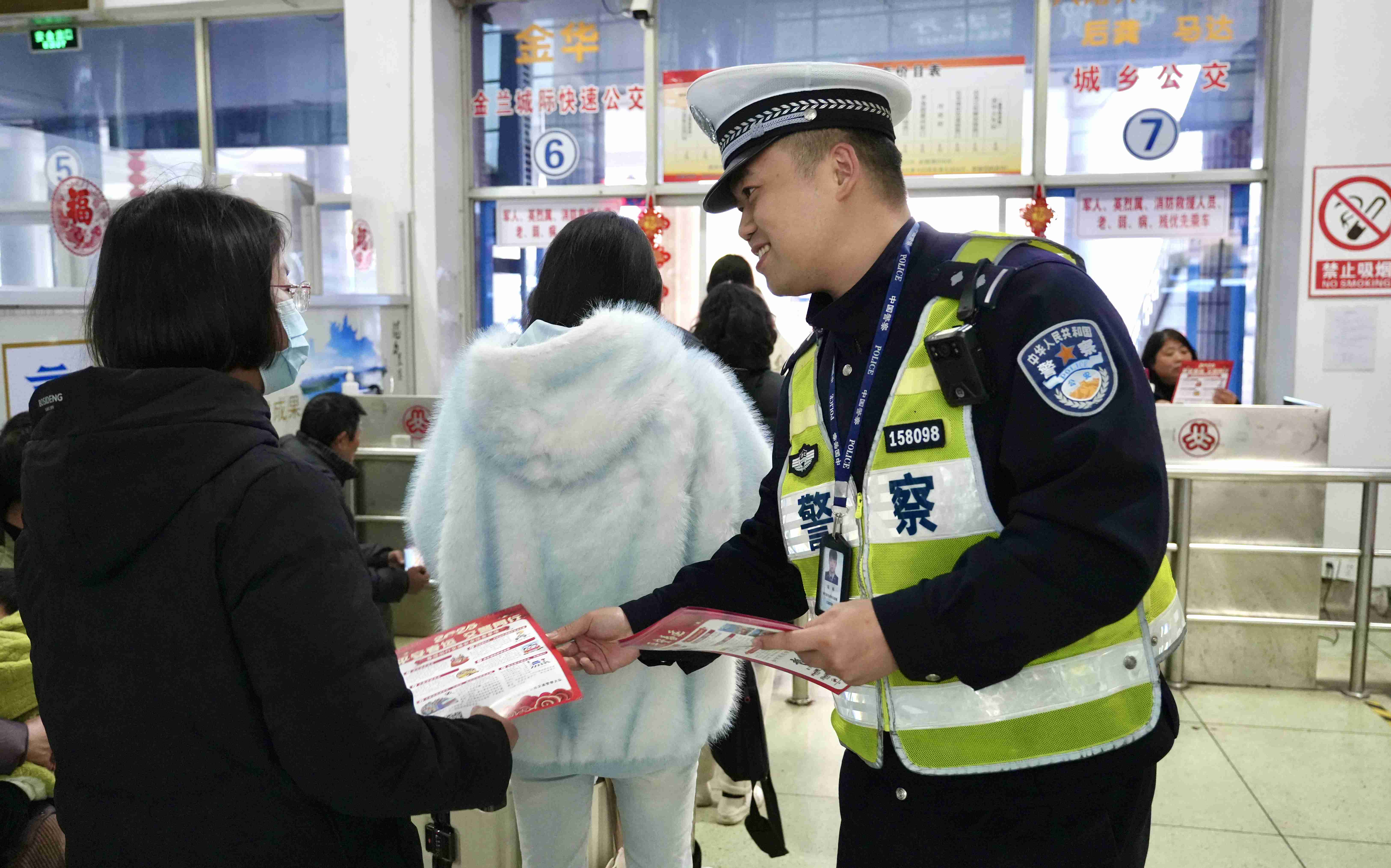 图为2月5日下午,兰溪交警给候车群众送上交通安全宣传单页,提醒大家文明守法,平安回家。.jpg 图为2月5日下午,兰溪交警给候车群众送上交通安全宣传单页,提醒大家文明守法,平安回家。.jpg