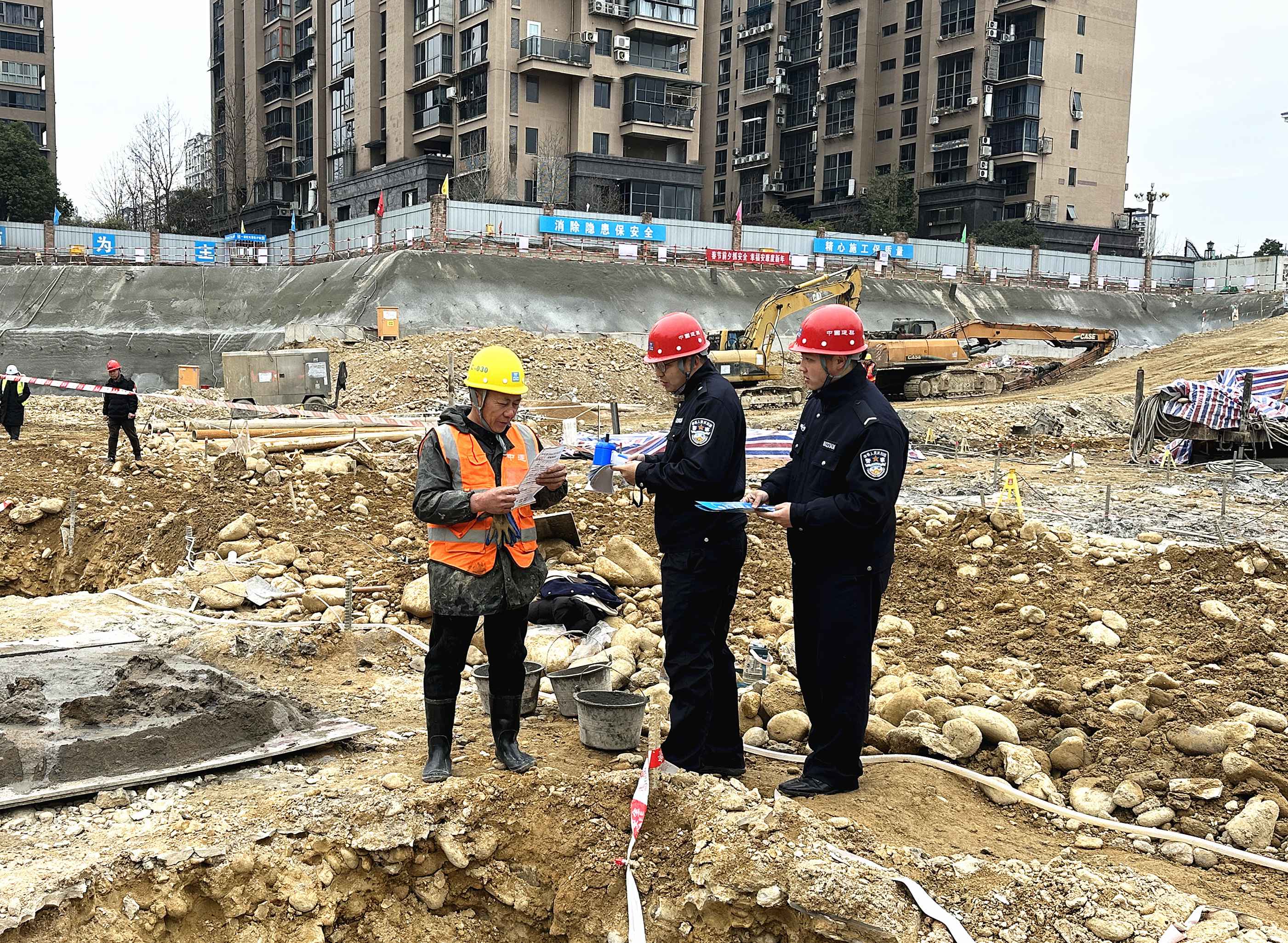 浙江龙泉：“警”随复工 为安全生产保驾护航