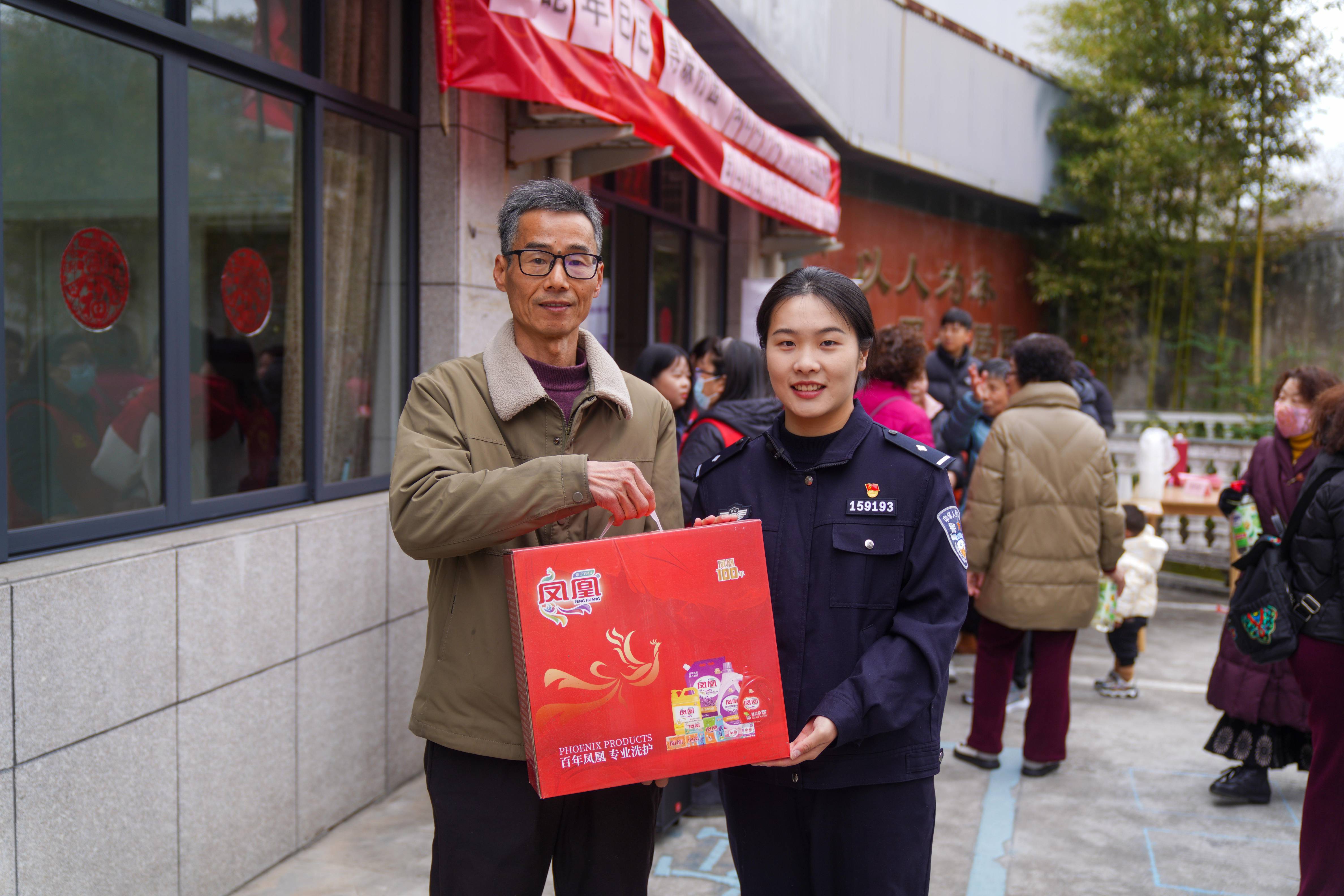 图5-民警和获得奖品的王大伯合影.jpg 图5-民警和获得奖品的王大伯合影.jpg