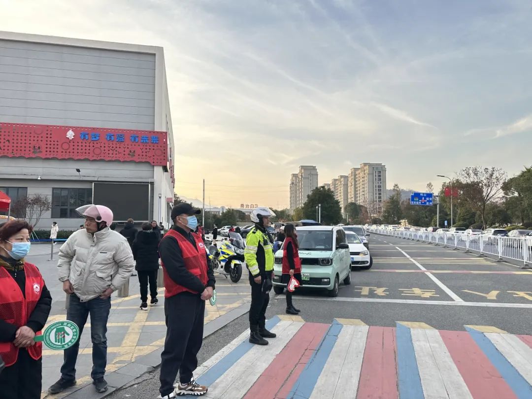 护学岗.jpg 护学岗.jpg