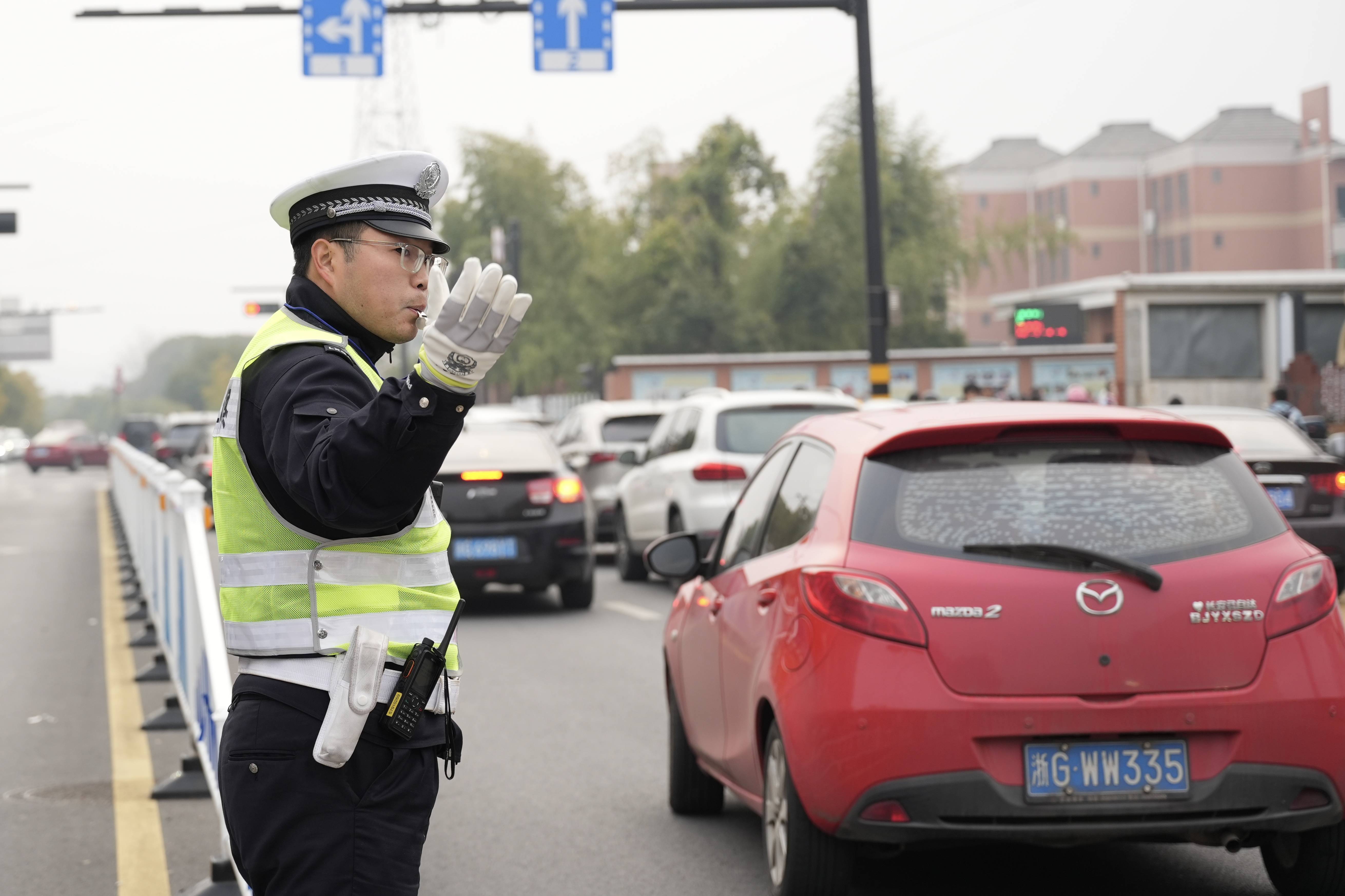 启动护学岗 上好安全课 联动除隐患——浙江兰溪交警用心构筑“平安网”筑牢校园安全防线