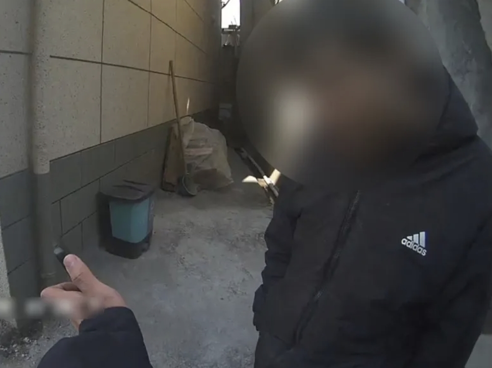图1-民警沿街询问.jpg 图1-民警沿街询问.jpg