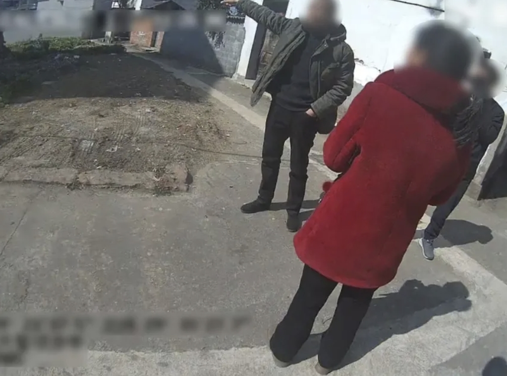 图2-民警沿街询问.png 图2-民警沿街询问.png
