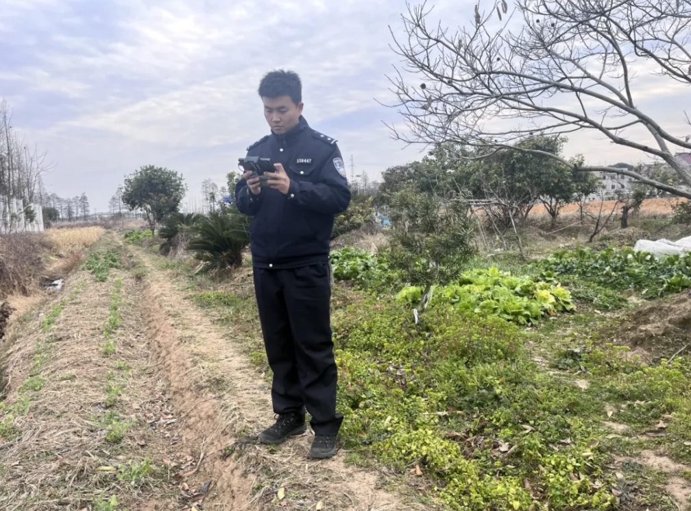 图4-民警使用无人机搜寻.png 图4-民警使用无人机搜寻.png