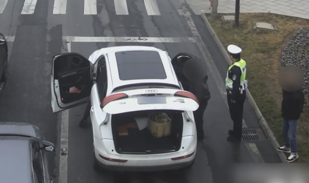图2-交警发现后上前询问情况.jpg 图2-交警发现后上前询问情况.jpg