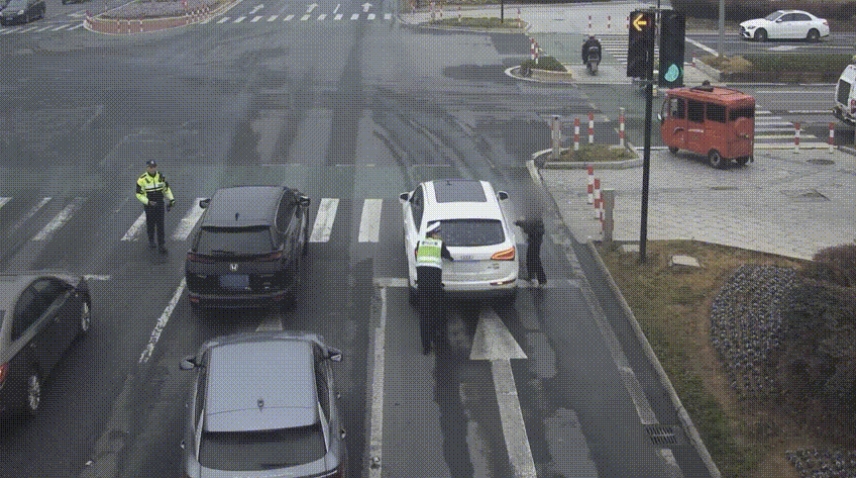 图3-交警将车辆推至路边安全区域.jpg 图3-交警将车辆推至路边安全区域.jpg