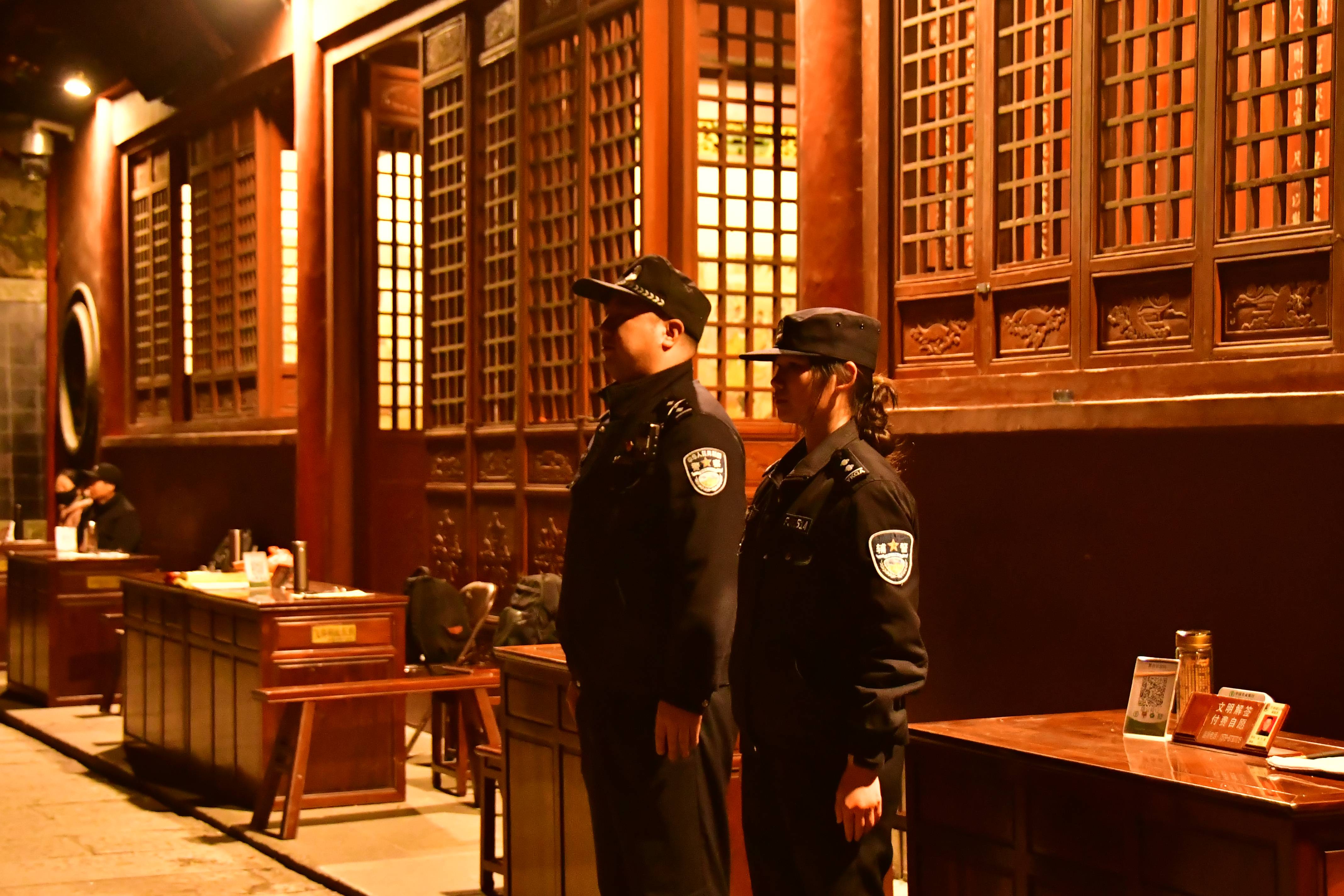 民警孙北辰在胡公祠执勤保卫.jpg