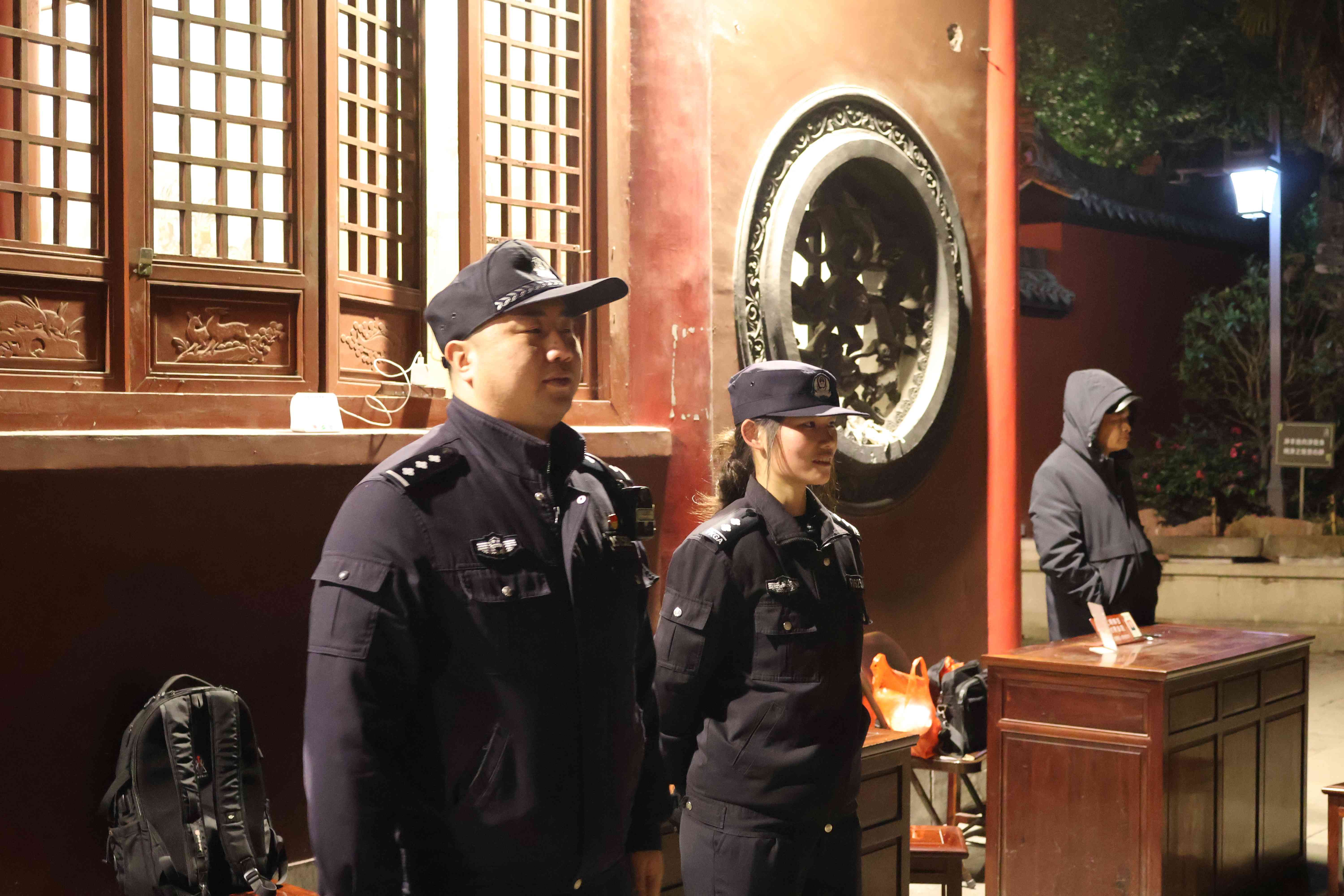 民警孙北辰在胡公祠执勤保卫 (2).jpg