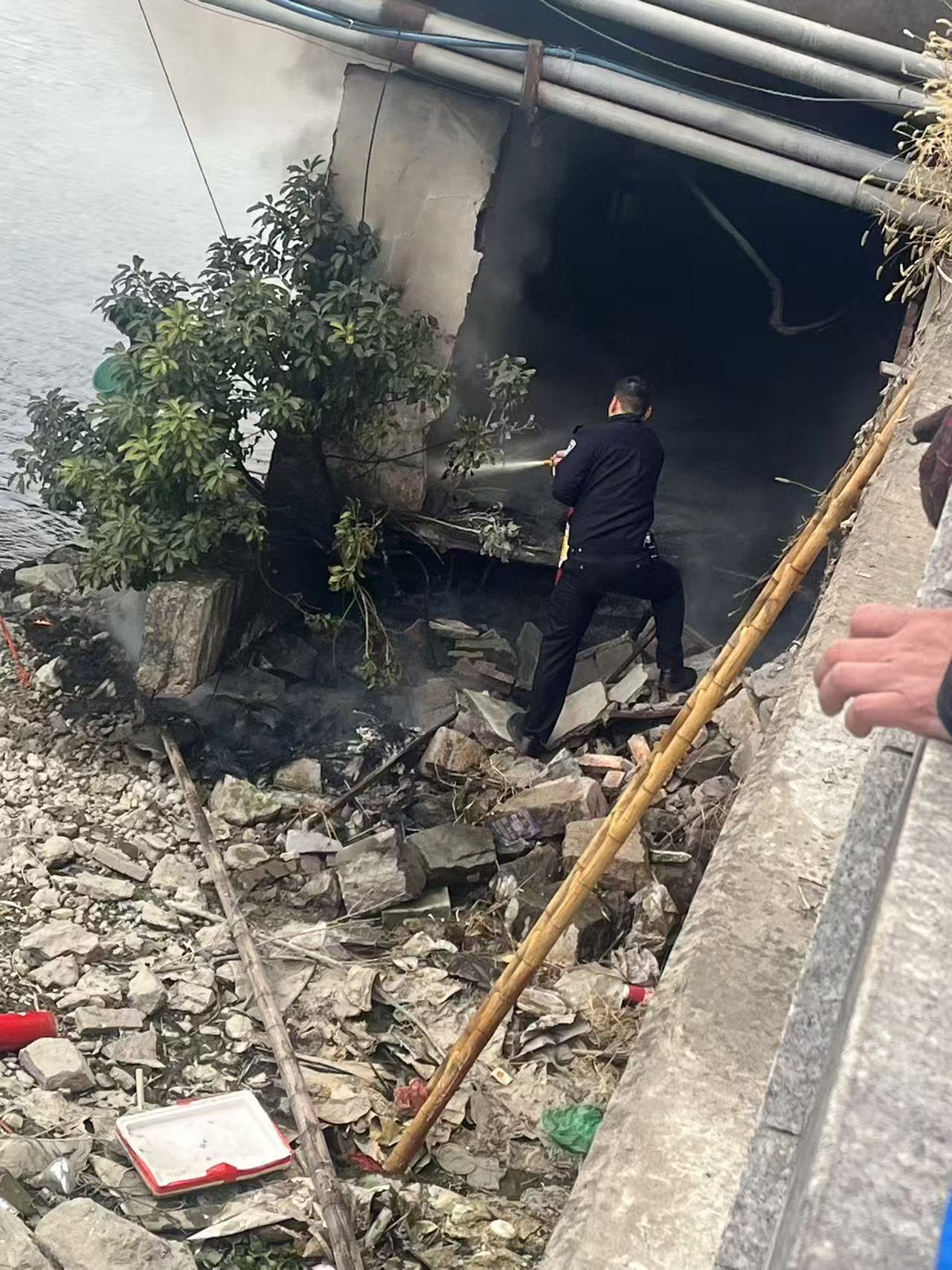 浙江乐清：桥下失火情况急 民警坚定灭火护平安