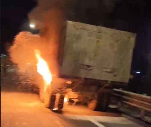 浙江温州：货车夜间瞬间变“火车” 他们紧急扑救化险为夷