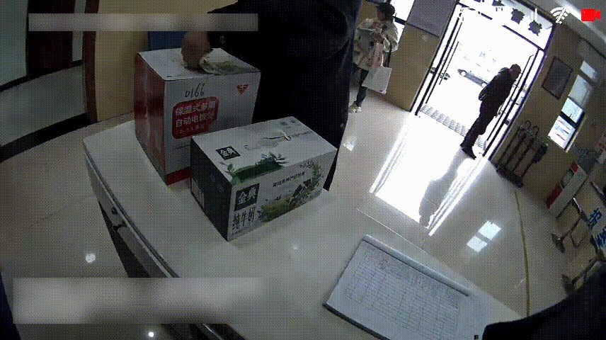 浙江兰溪：电饭煲里藏现金 司机直接开进派出所