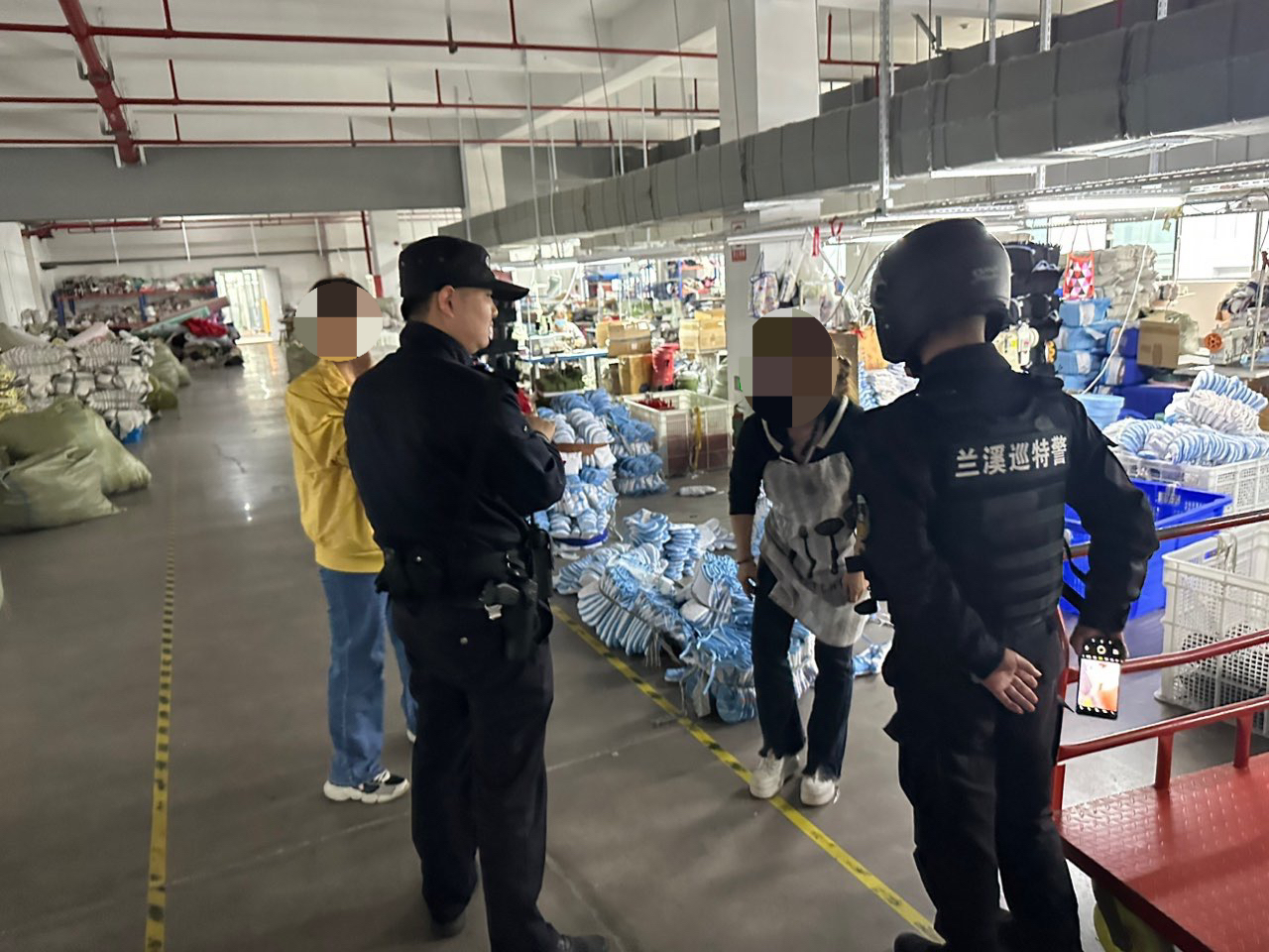 巡特警民警现场处置纠纷.JPG