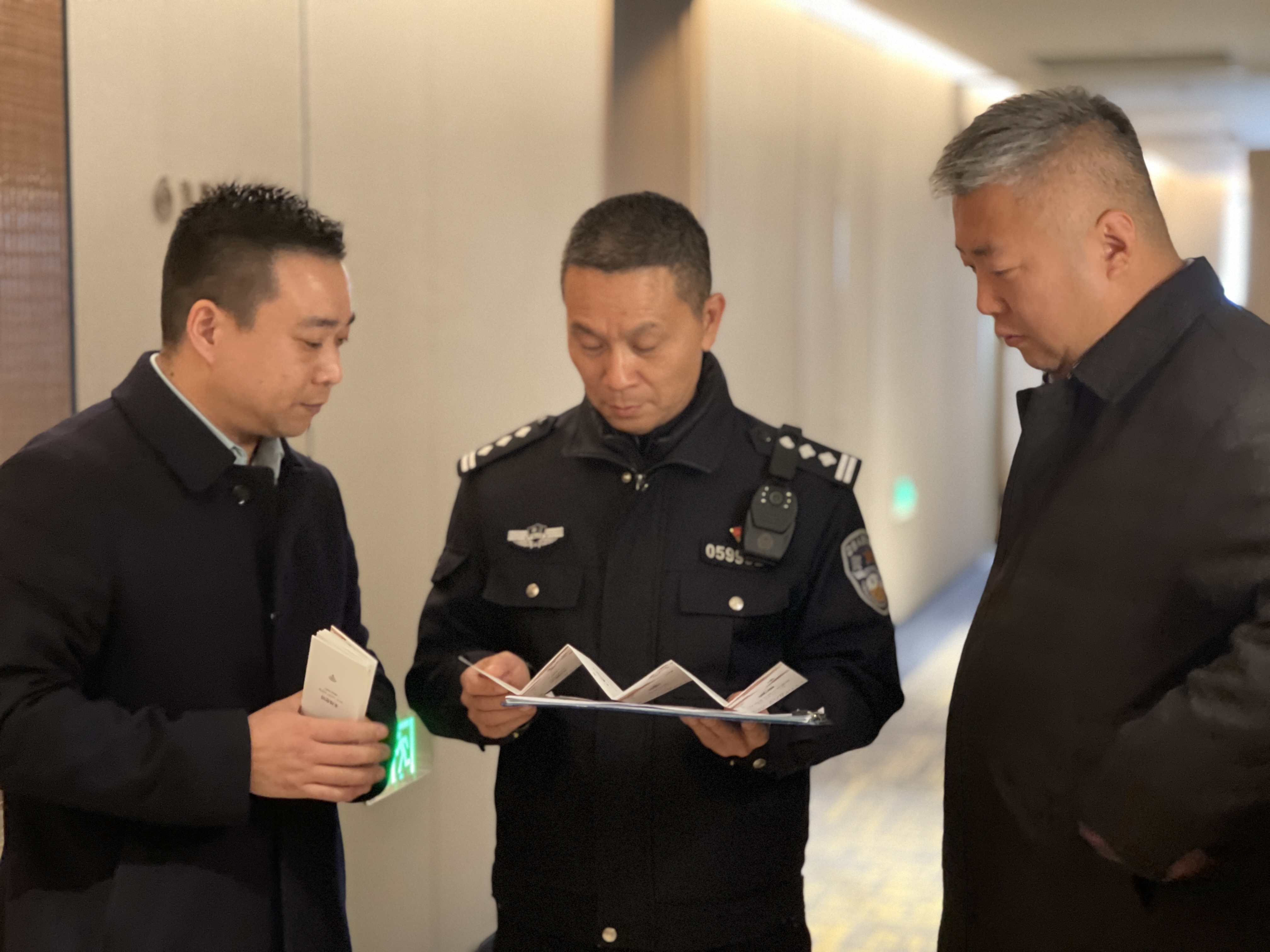 民警与旅馆协会成员开展工作.jpg 民警与旅馆协会成员开展工作.jpg