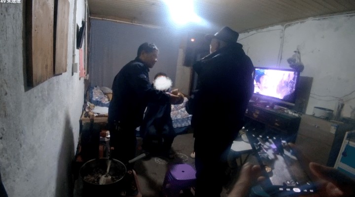 车主把钱递给杨先生.jpg 车主把钱递给杨先生.jpg