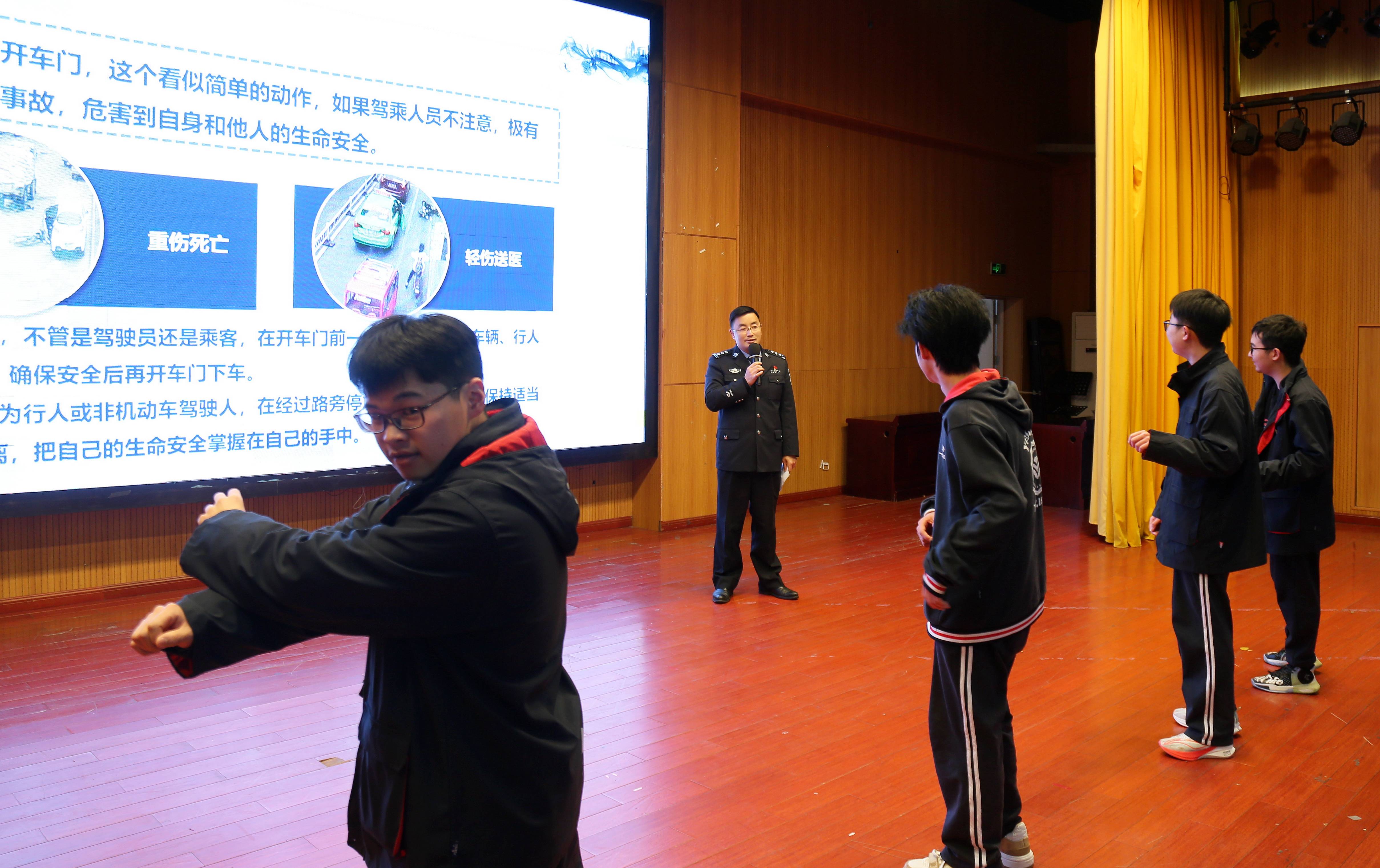 学习正确开车门技巧.jpg 学习正确开车门技巧.jpg
