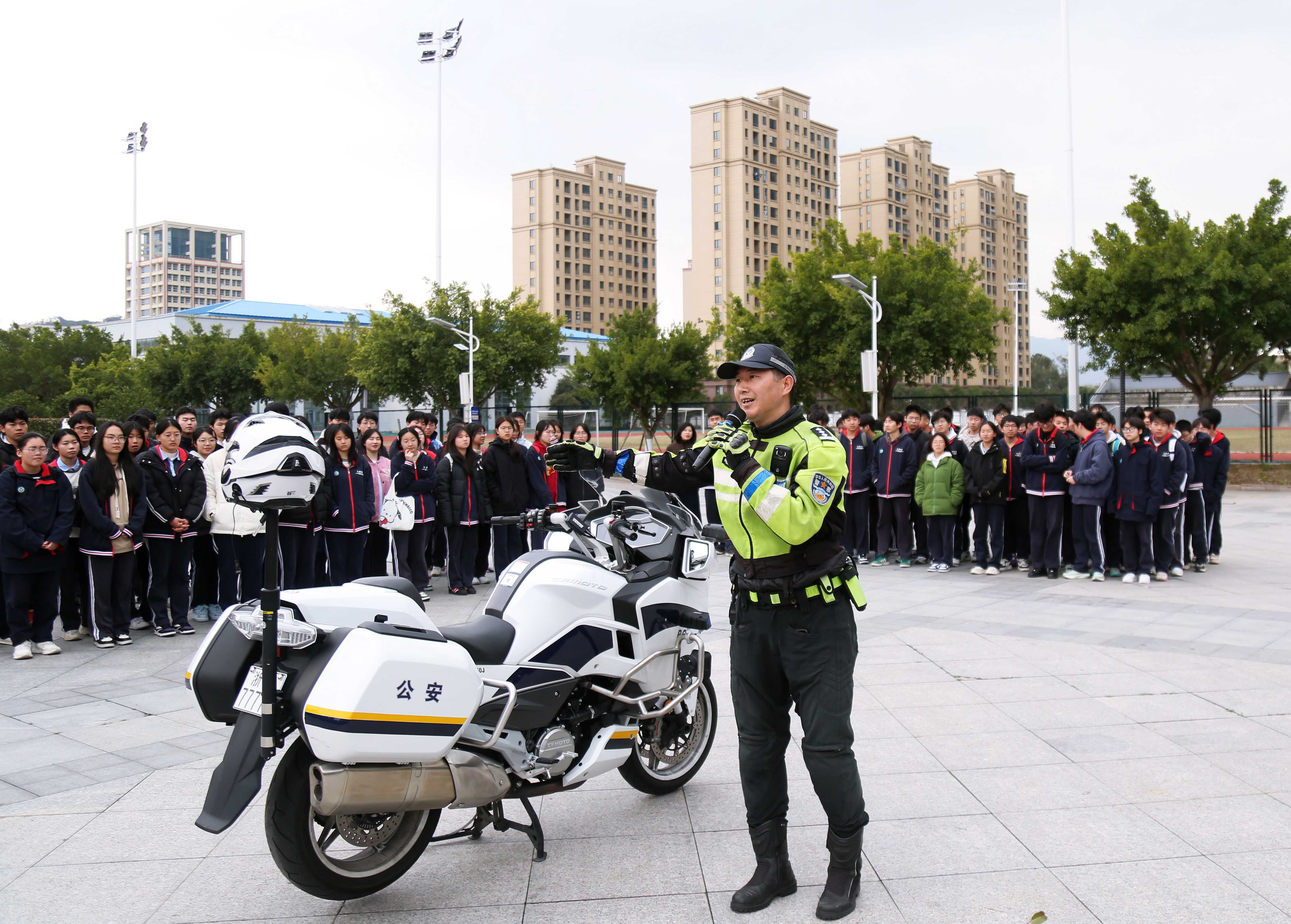 铁骑教官讲解骑行安全.jpg 铁骑教官讲解骑行安全.jpg