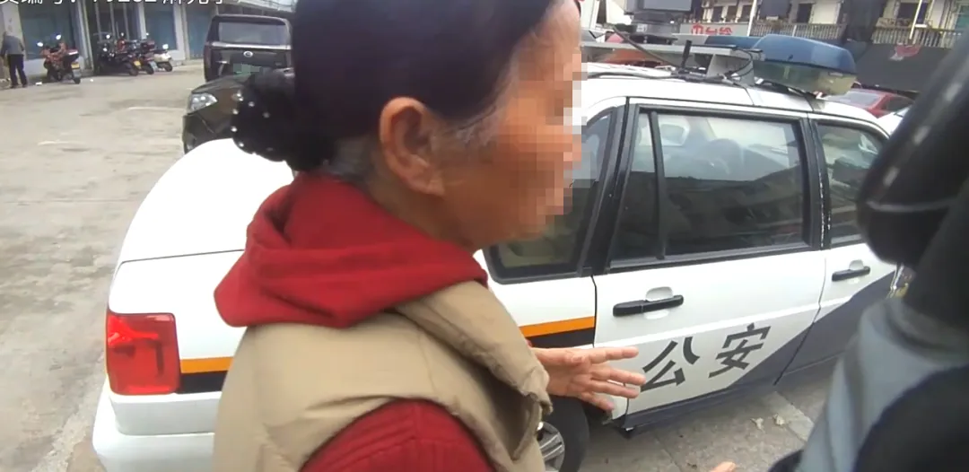 浙江缙云：阿姨“强势塞钱”，吓得民警直呼“使不得”