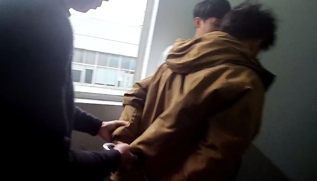 抓获嫌疑人.jpg 抓获嫌疑人.jpg