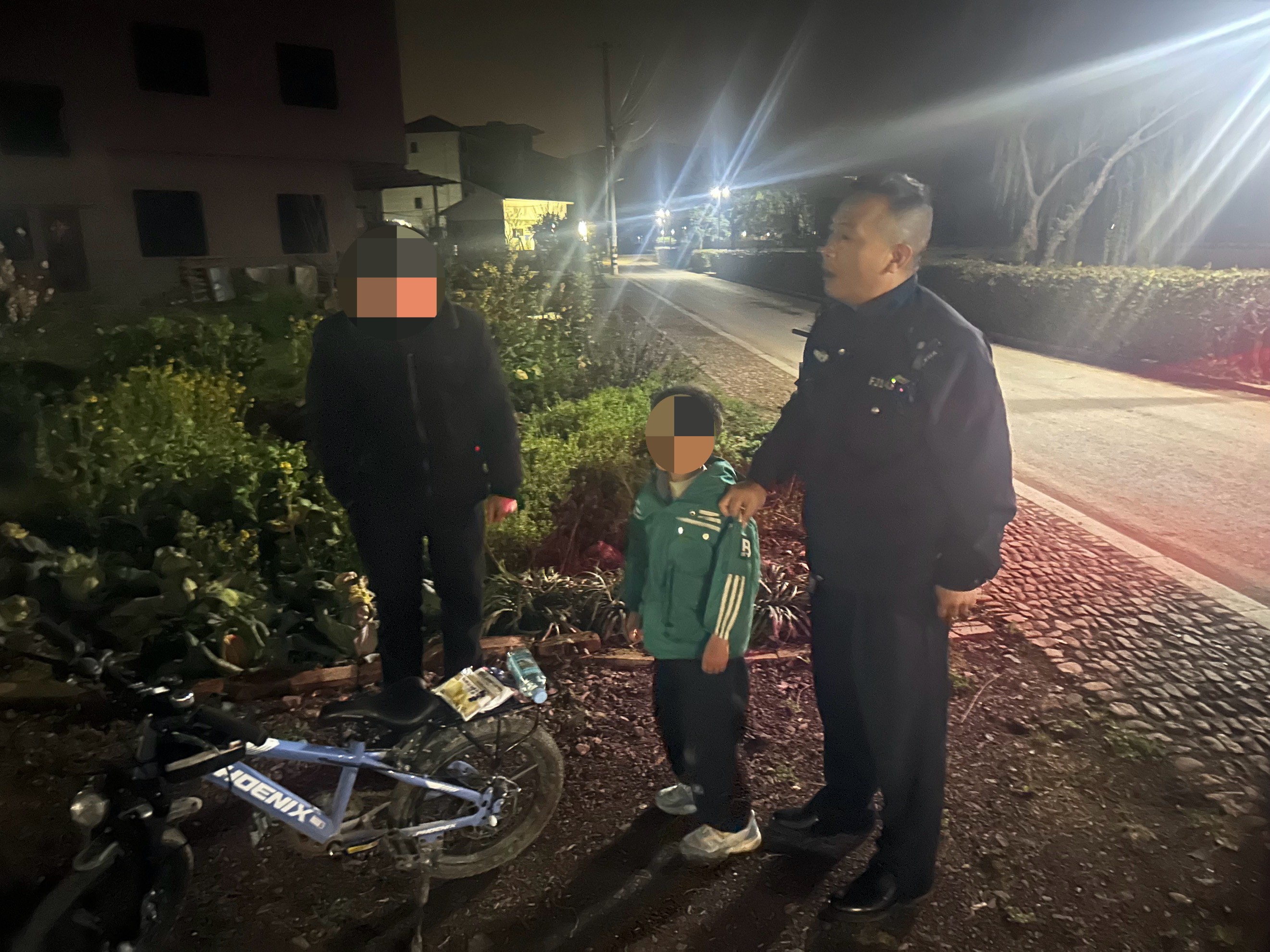 民警带回爷爷奶奶家.jpg 民警带回爷爷奶奶家.jpg