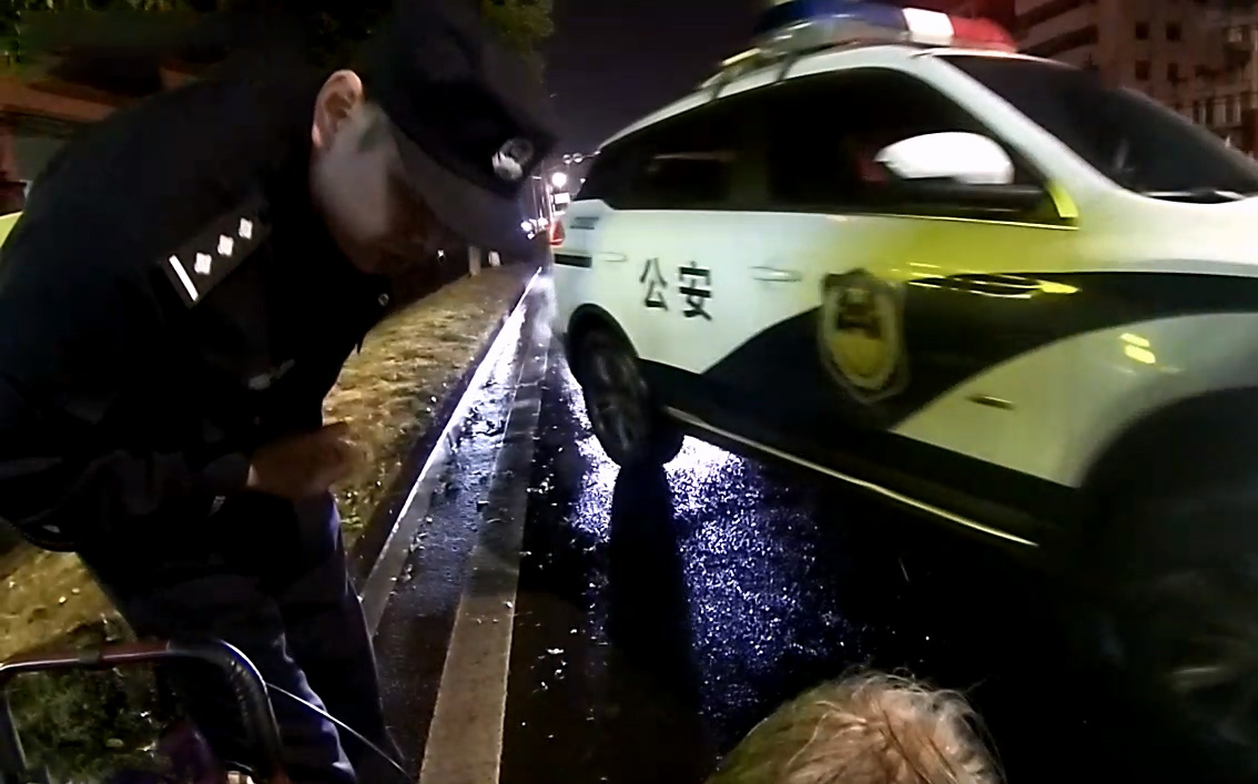浙江乐清：雨夜暖心“公主抱” 八旬老人受助获家属“真牛”点赞