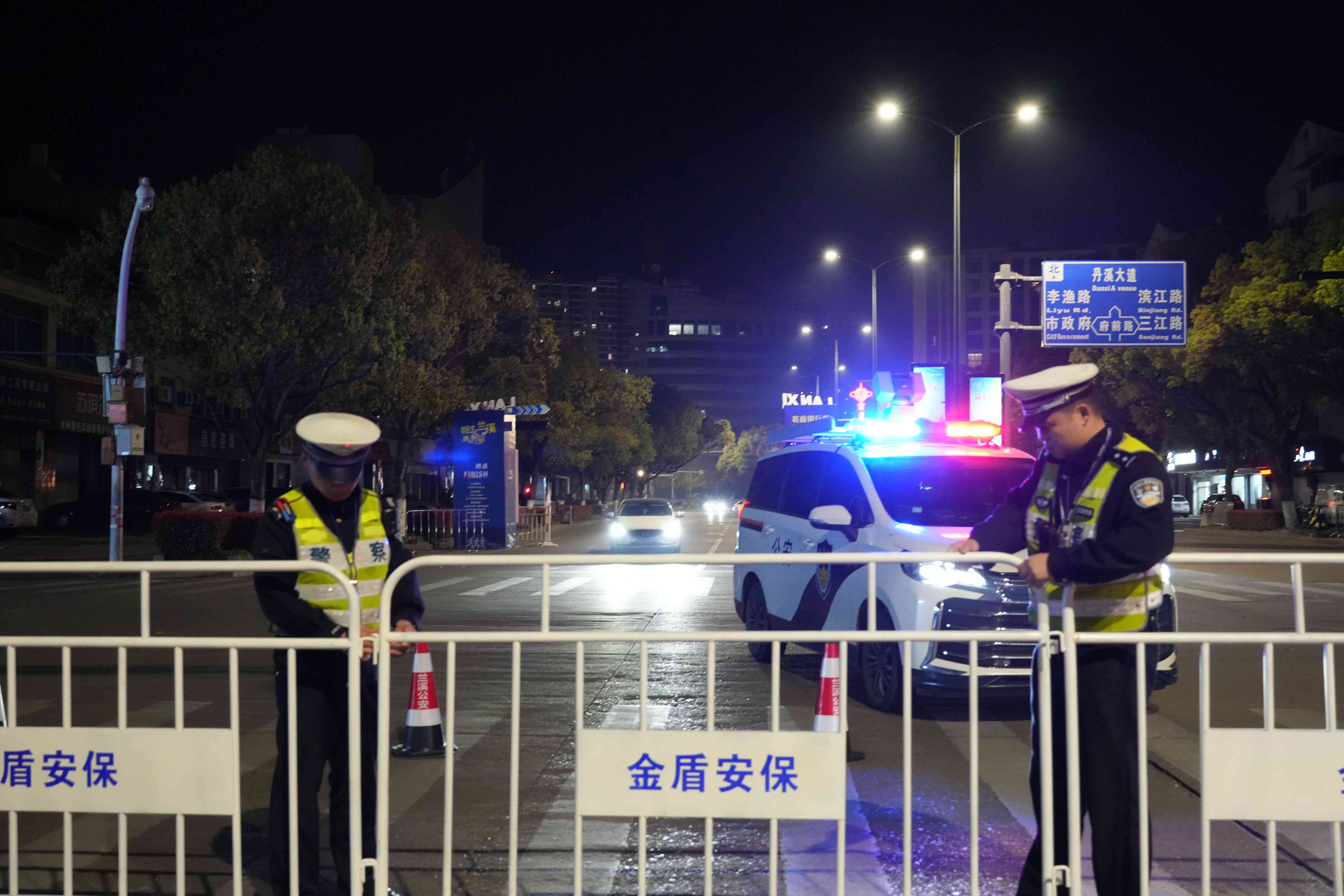 浙江兰溪交警一路“警”相随 平安护航马拉松
