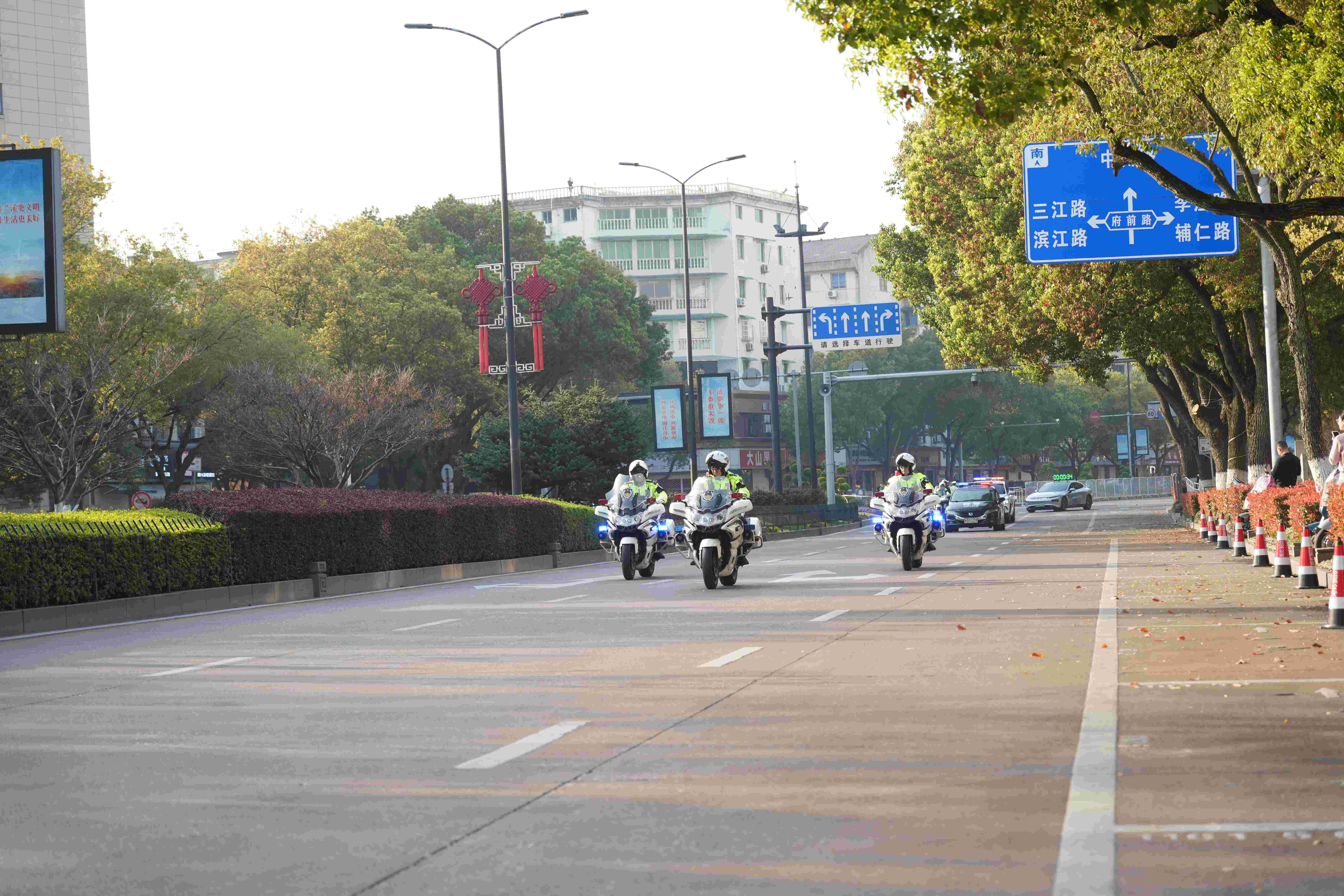 图为兰溪交警铁骑队员做好马拉松赛道路检工作。.jpg