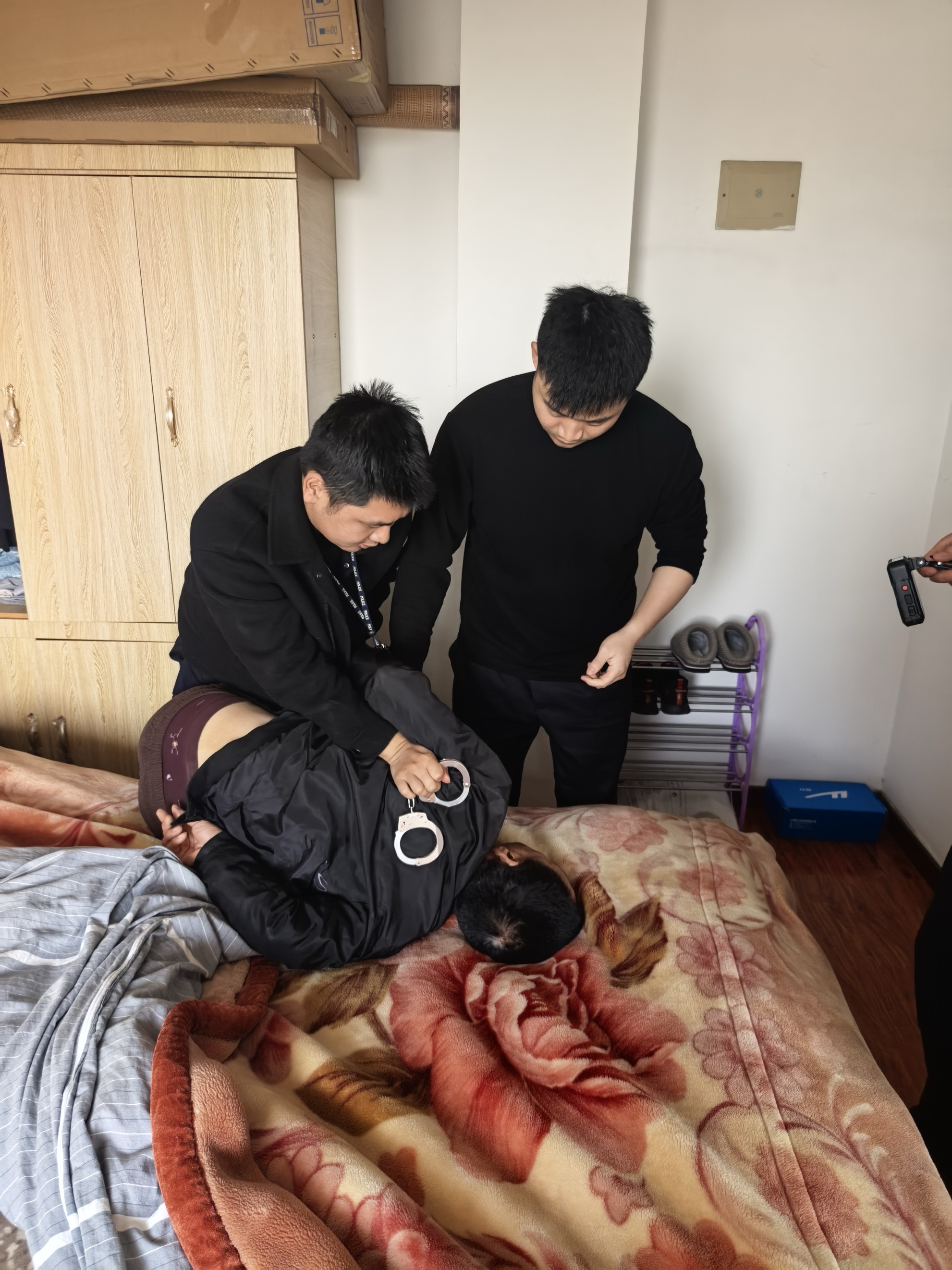 抓获张某某.jpg 抓获张某某.jpg
