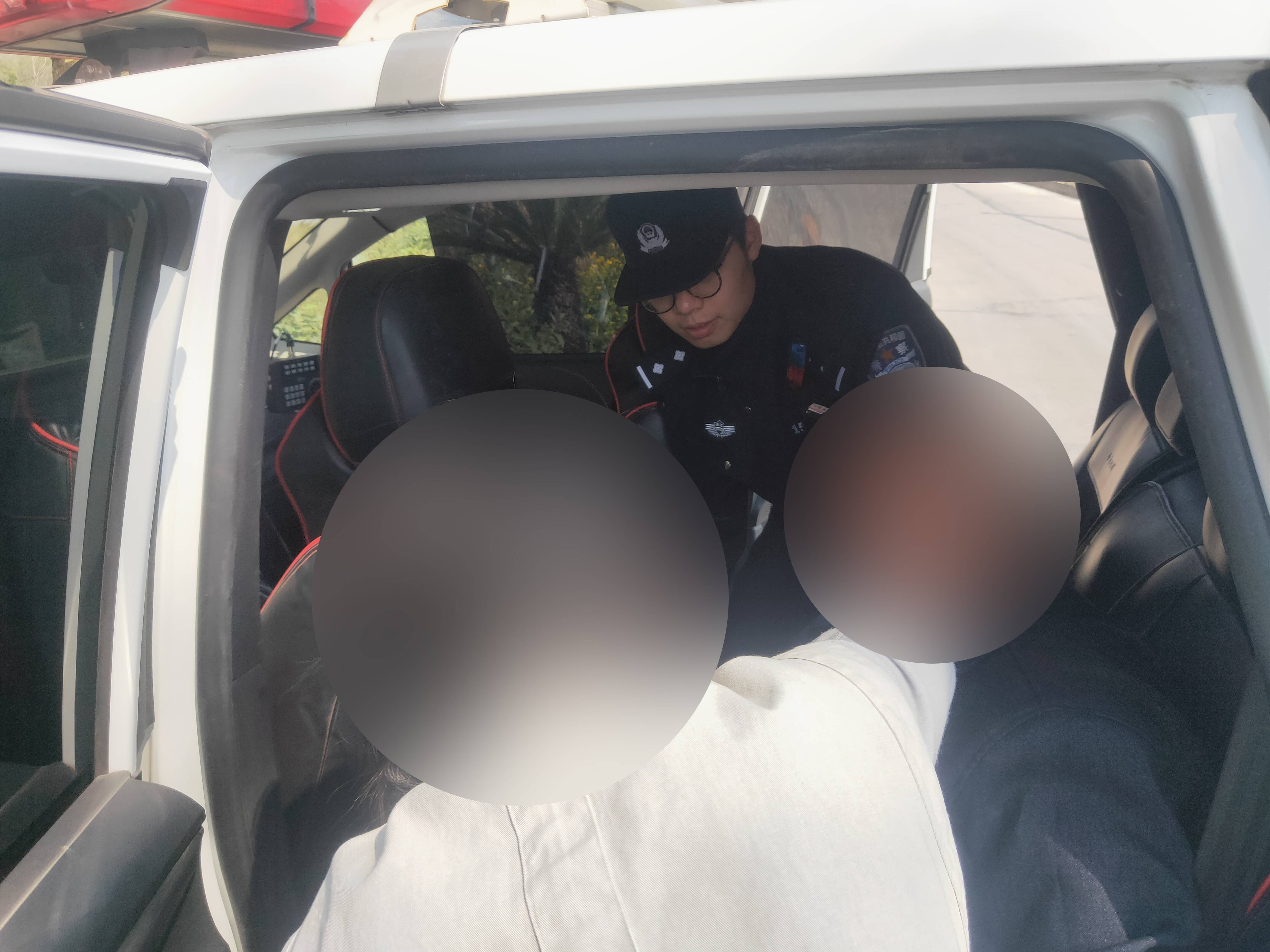 图4-民警将老人搀扶上警察.jpg 图4-民警将老人搀扶上警察.jpg