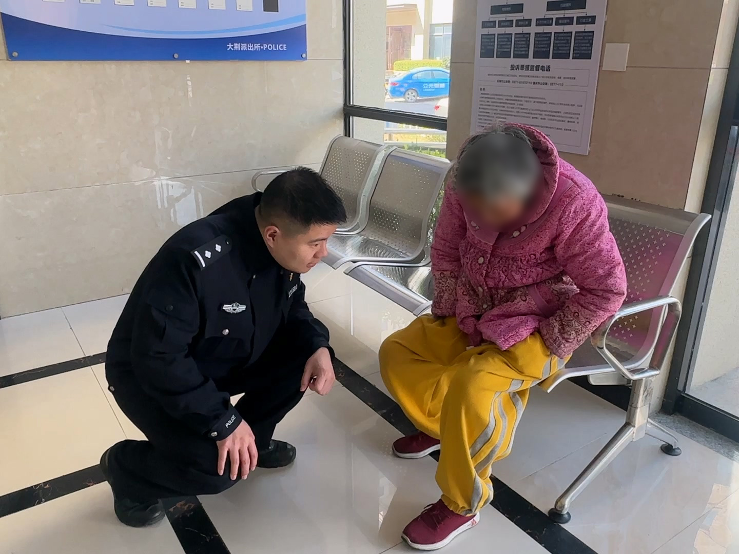 蹲下交流.jpg 蹲下交流.jpg