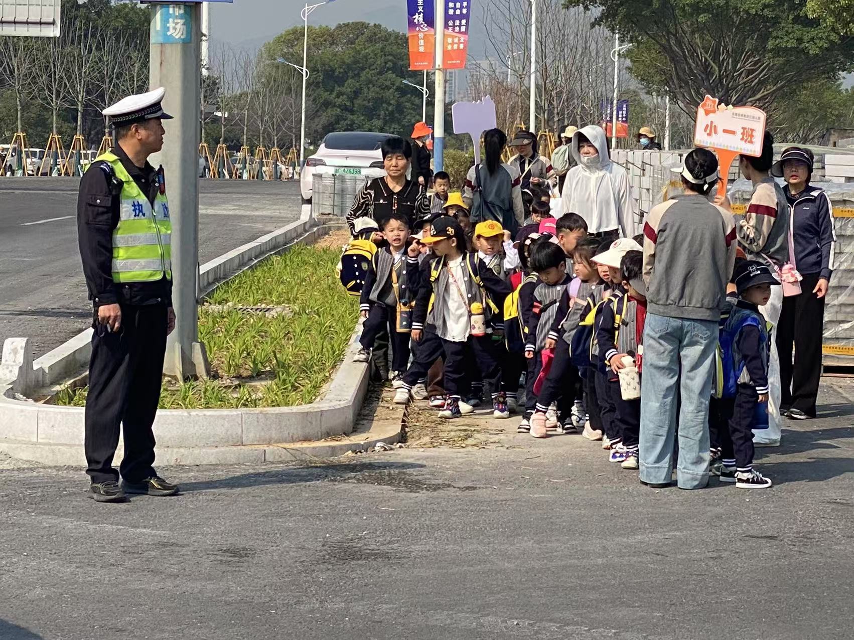 浙江永嘉：东瓯交警护送幼儿园萌娃们“趣”远足