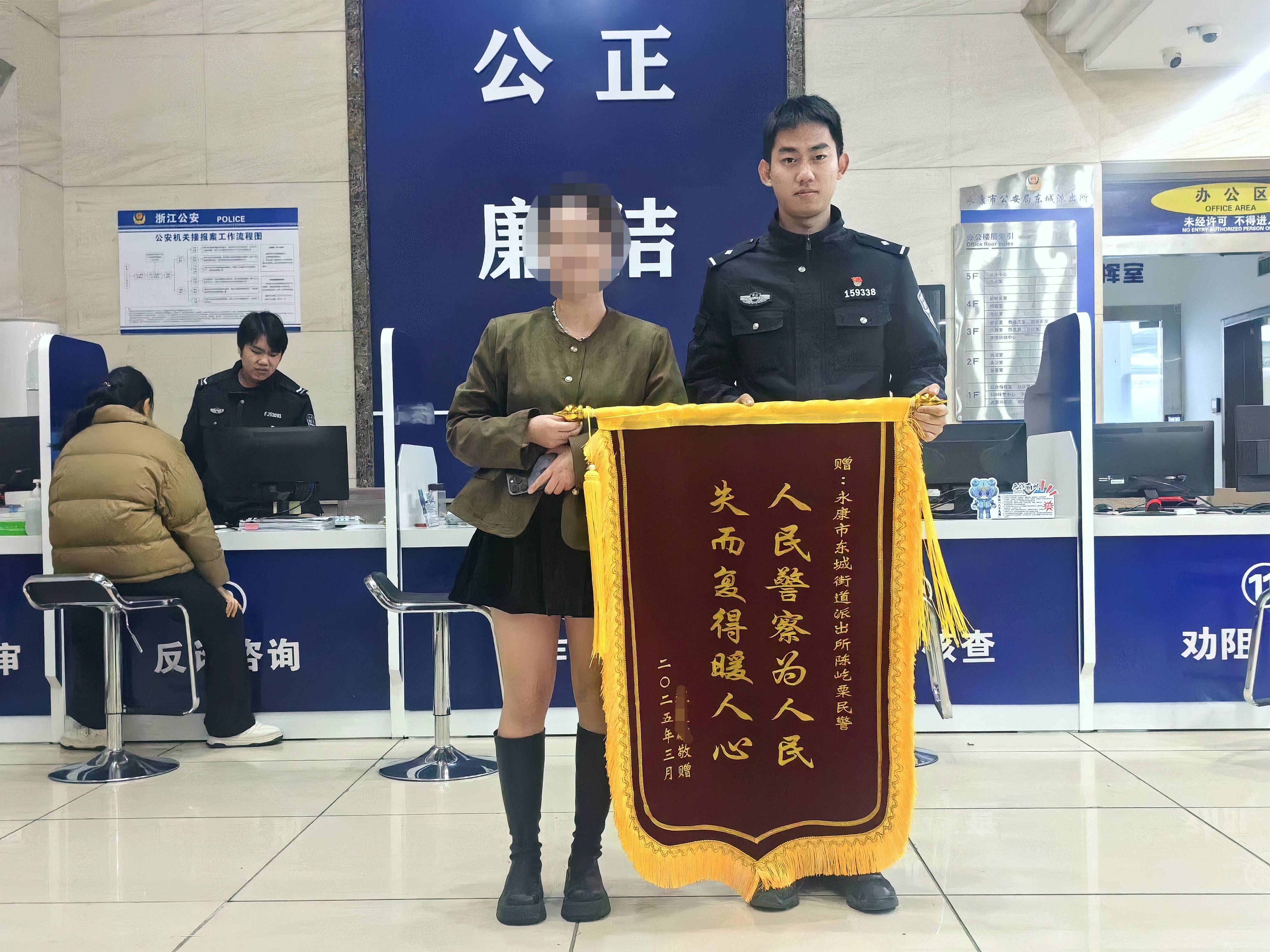 民警陈屹栗收锦旗.jpg 民警陈屹栗收锦旗.jpg