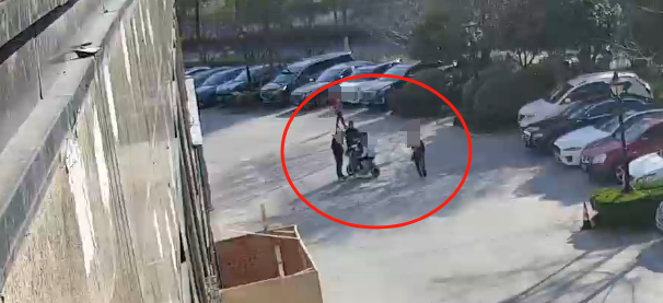 浙江杭州：窃贼左顾右盼 民警一眼识别