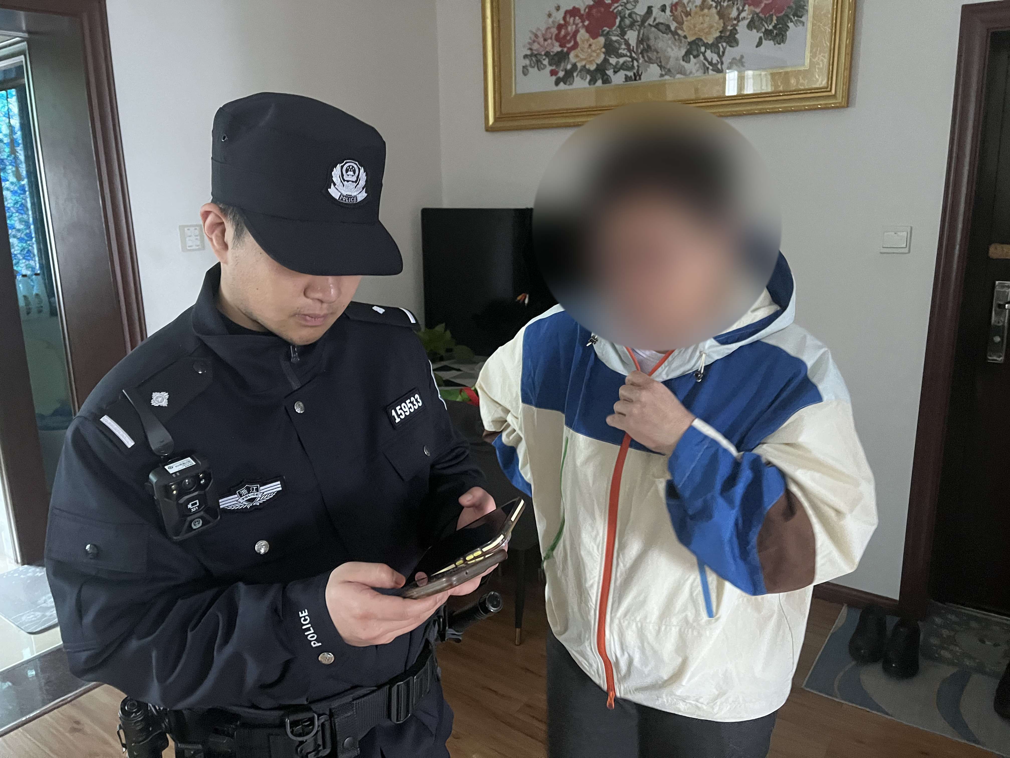 图1-民警赶到梁阿姨家中.jpg 图1-民警赶到梁阿姨家中.jpg