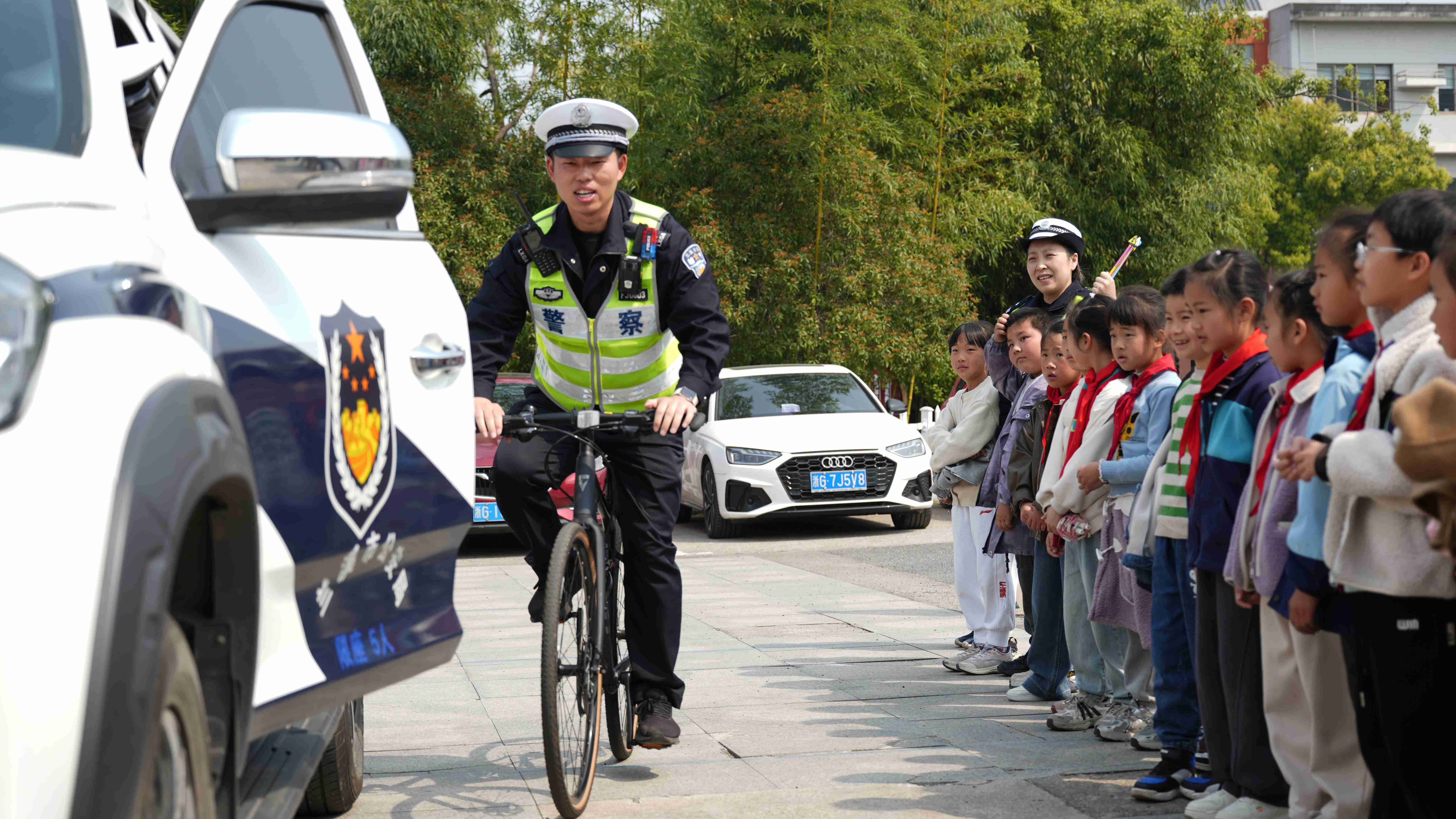 图为4月3日,浙江省兰溪市公安局交警大队民辅警开展剧情式”开门杀“宣传教育,教育学生开车门要注意安全。.jpg 图为4月3日,浙江省兰溪市公安局交警大队民辅警开展剧情式”开门杀“宣传教育,教育学生开车门要注意安全。.jpg